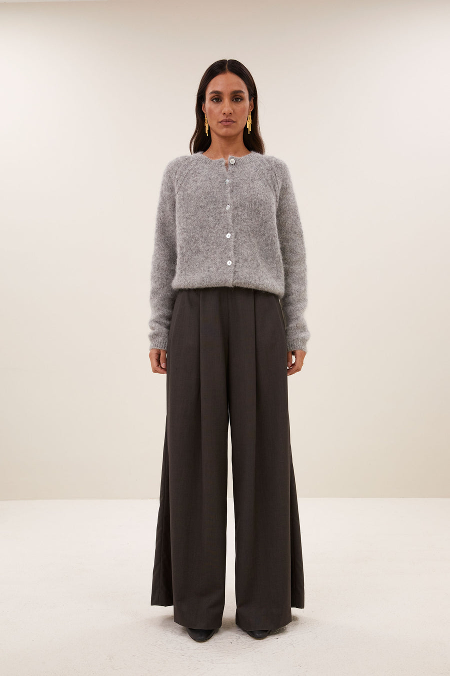 falon-cardigan-grey-melee-alpacamix kwaliteit-knoopsluiting-ronde halslijn-by-bar-aanvullende-foto