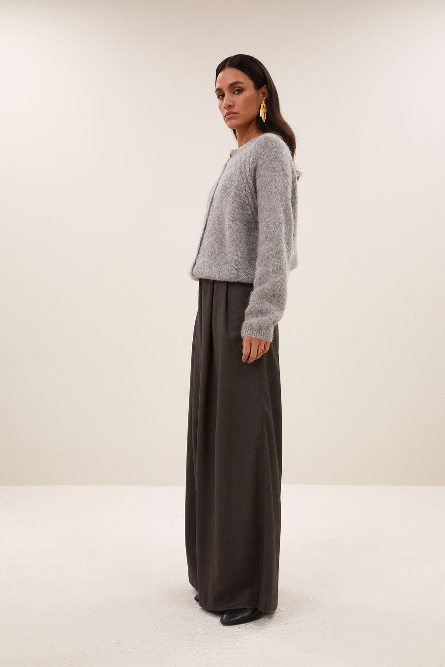 falon-cardigan-grey-melee-alpacamix kwaliteit-knoopsluiting-ronde halslijn-by-bar-zijaanzicht