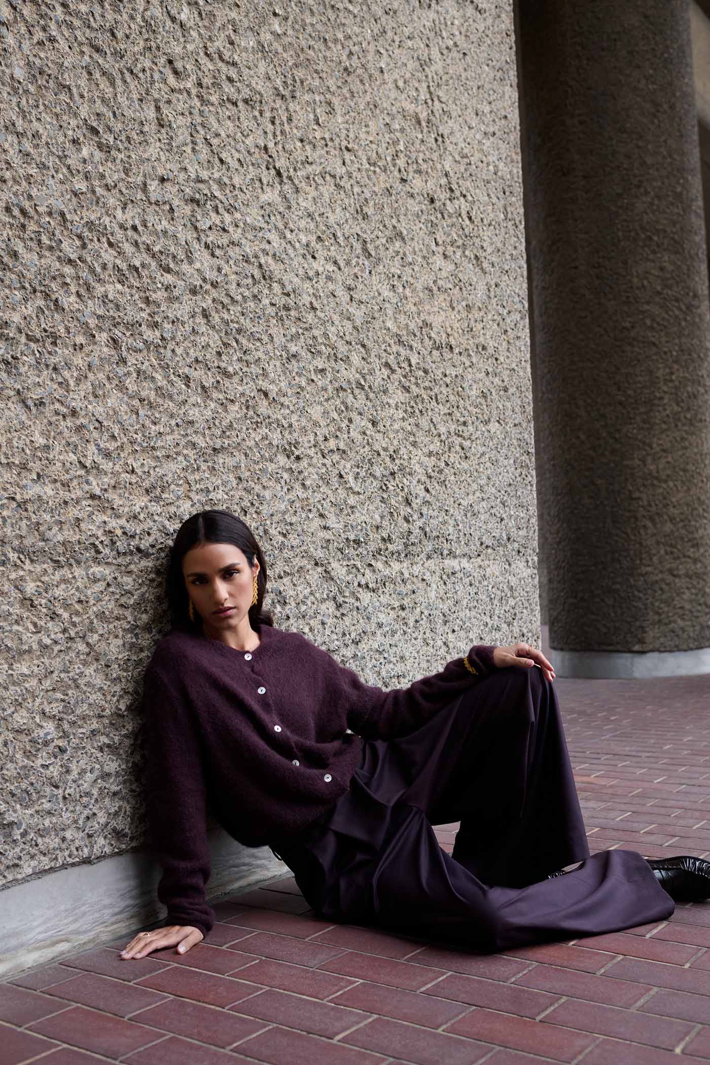 cleo-cardigan-deep-wine-all-time classic-knoopsluiting-ronde halslijn-by-bar-sfeerbeeld