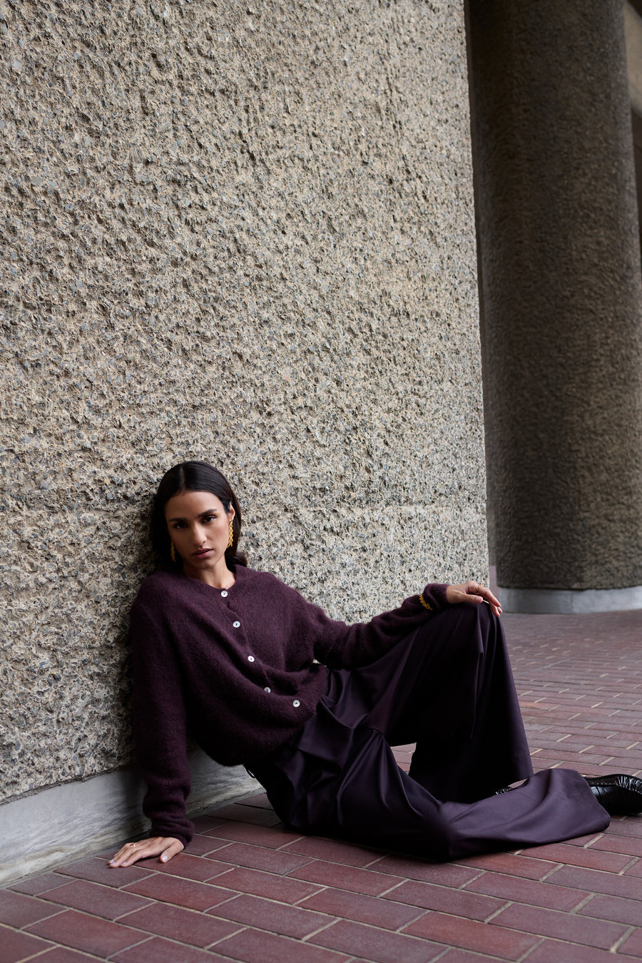 cleo-cardigan-deep-wine-all-time classic-knoopsluiting-ronde halslijn-by-bar-sfeerbeeld