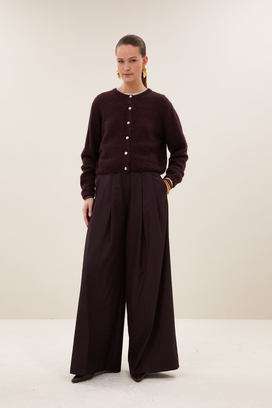 cleo-cardigan-deep-wine-all-time classic-knoopsluiting-ronde halslijn-by-bar-vooraanzicht