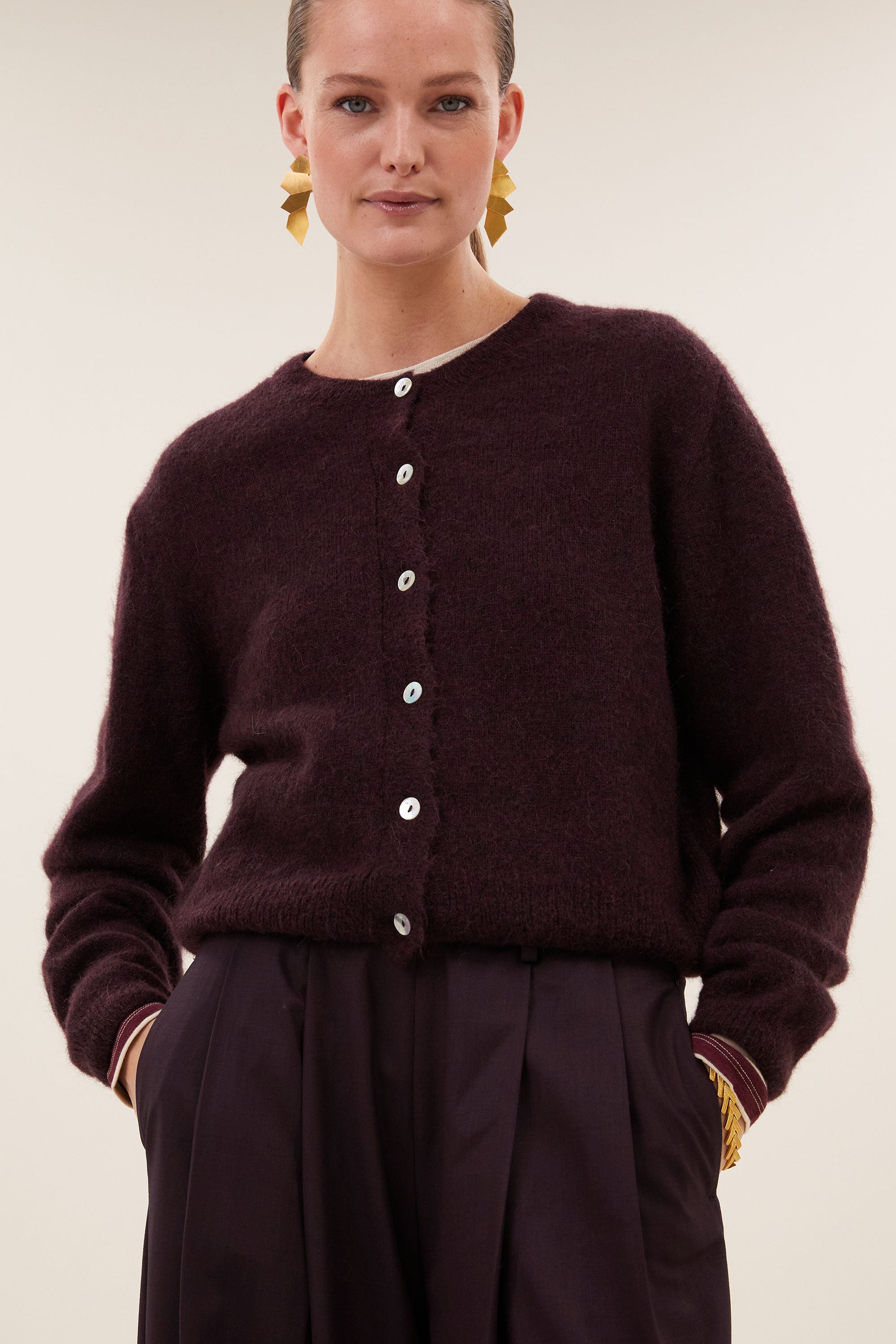 cleo-cardigan-deep-wine-all-time classic-knoopsluiting-ronde halslijn-by-bar-sfeerbeeld