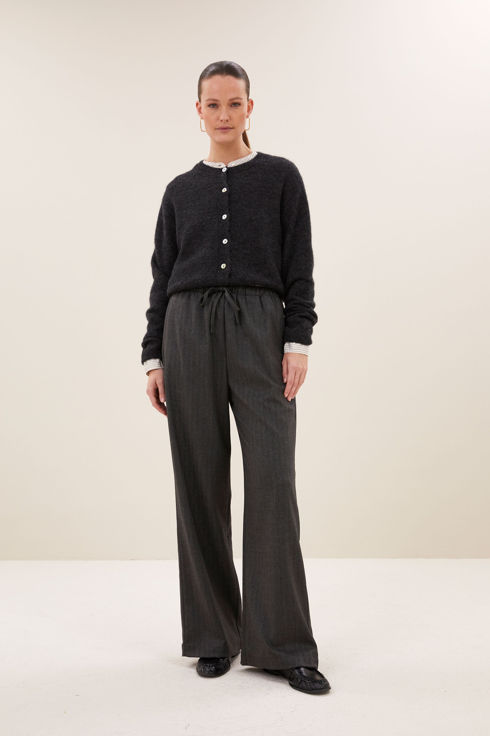 cleo-cardigan-dark-grey-melee-all-time classic-knoopsluiting-ronde halslijn-by-bar-achteraanzicht