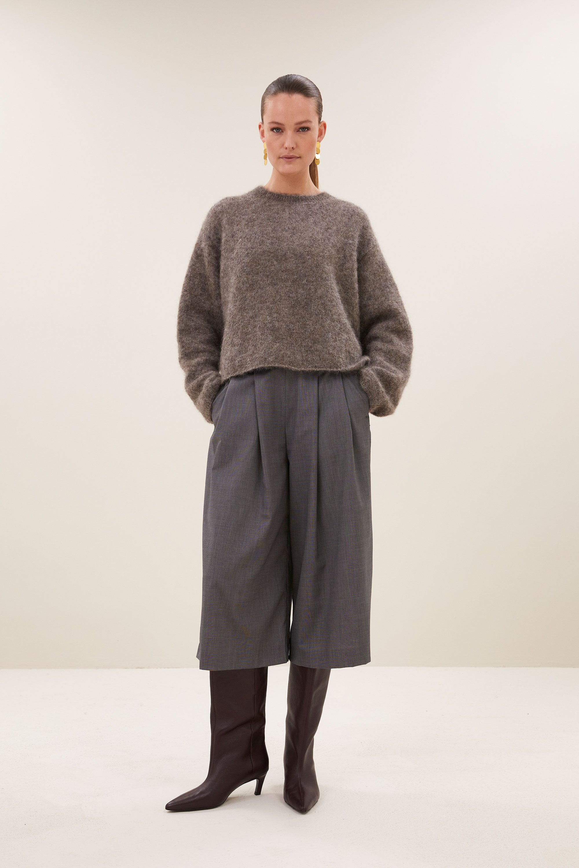 mowi-bermuda-shorts-dark-grey-all-time classic-elastieken band-verborgen steekzakken-by-bar-vooraanzicht