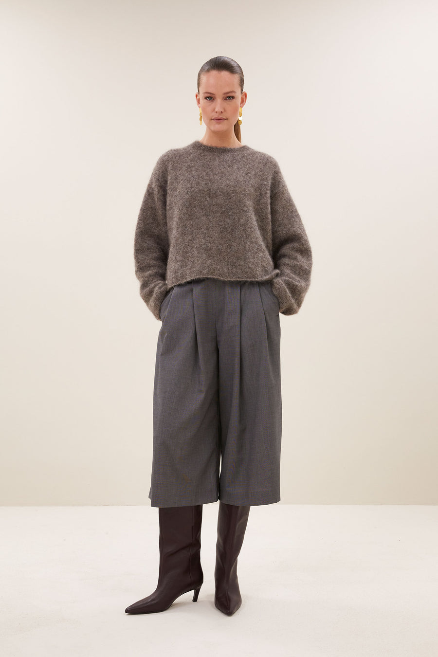 vasile-pullover-dark-biscuit-alpaca kwaliteit-comfortabele pasvorm-ronde halslijn-by-bar-aanvullende-foto
