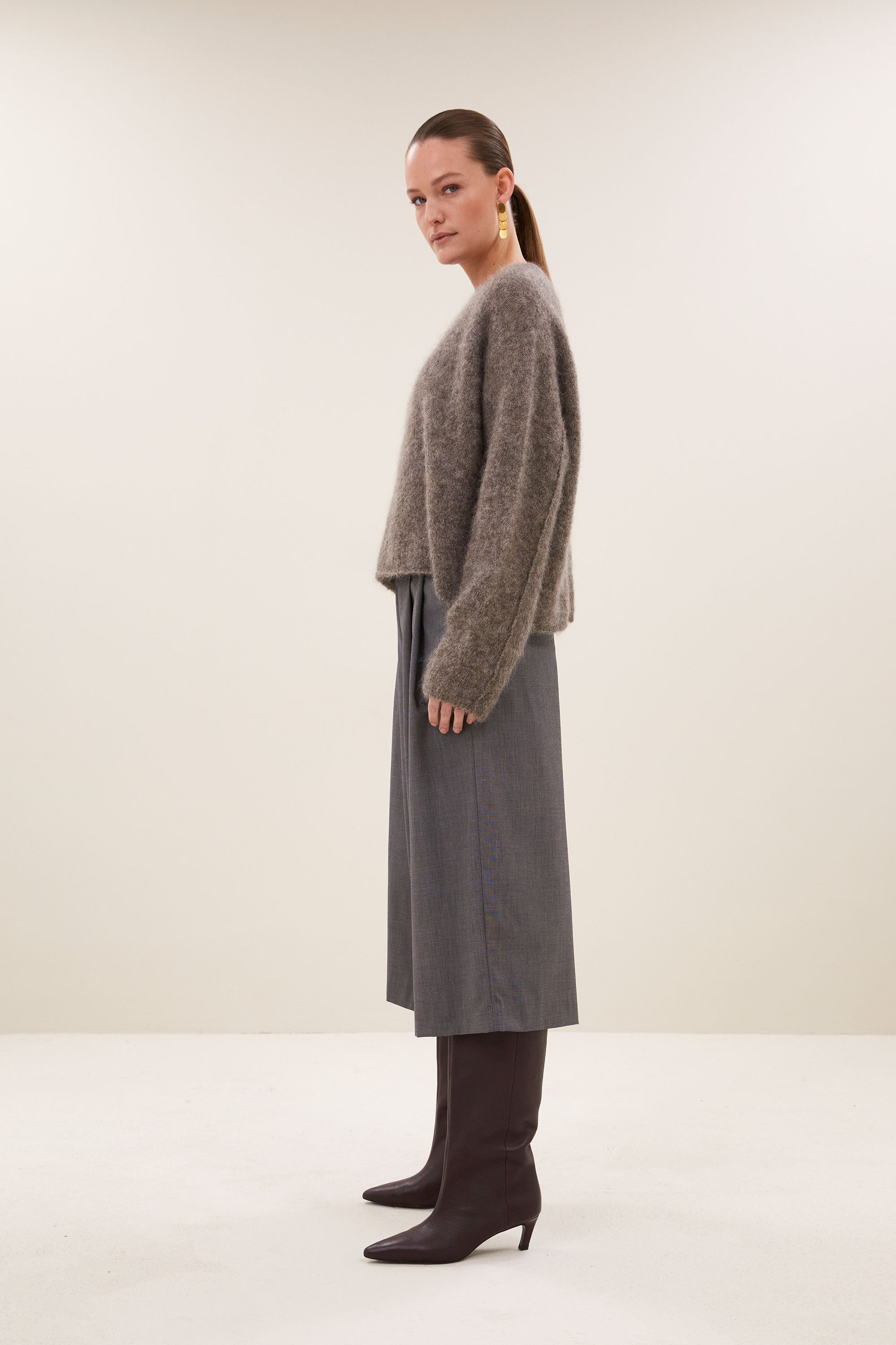 vasile-pullover-dark-biscuit-alpaca kwaliteit-comfortabele pasvorm-ronde halslijn-by-bar-vooraanzicht