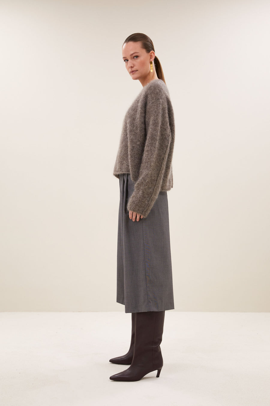 vasile-pullover-dark-biscuit-alpaca kwaliteit-comfortabele pasvorm-ronde halslijn-by-bar-vooraanzicht