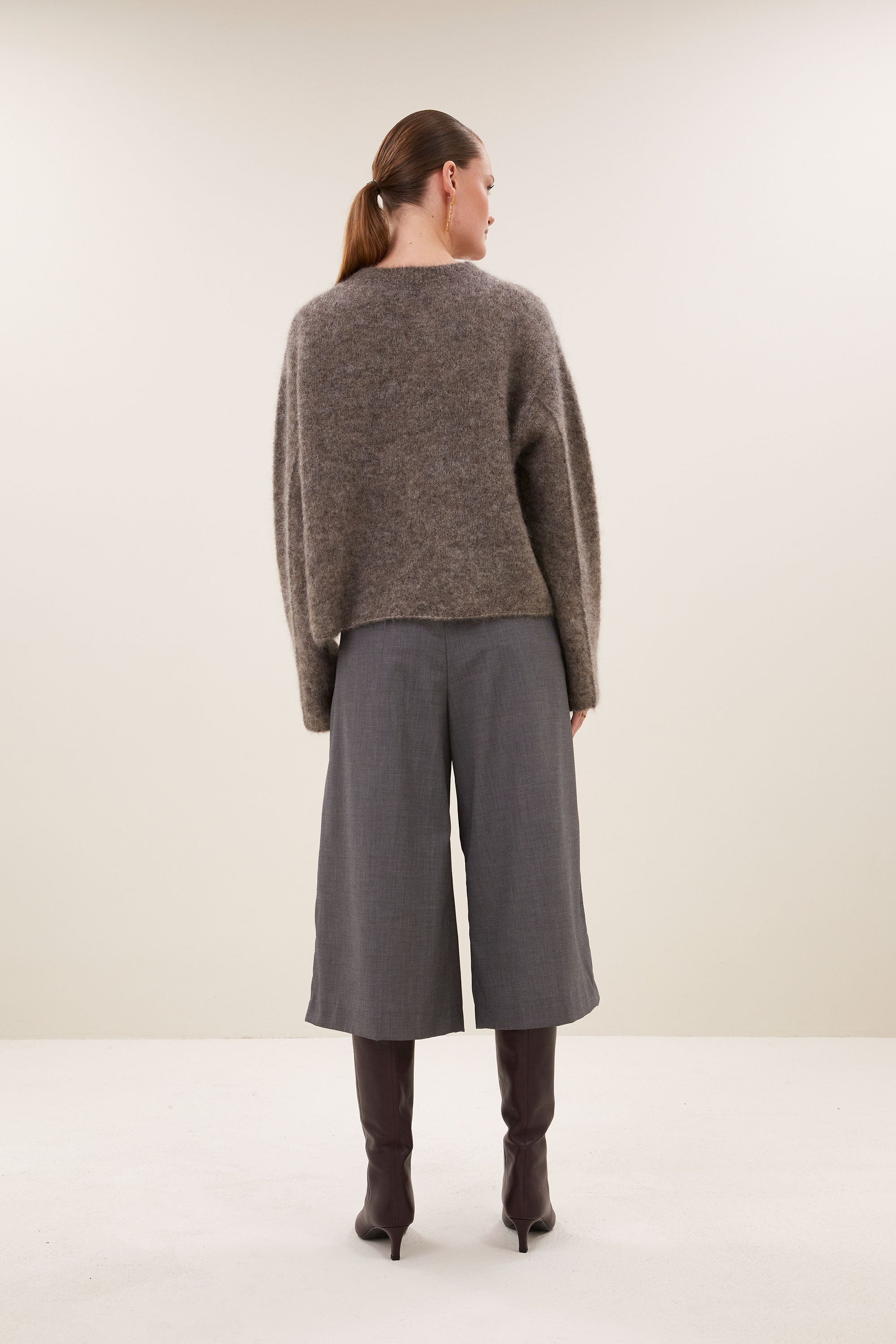 vasile-pullover-dark-biscuit-alpaca kwaliteit-comfortabele pasvorm-ronde halslijn-by-bar-zijaanzicht