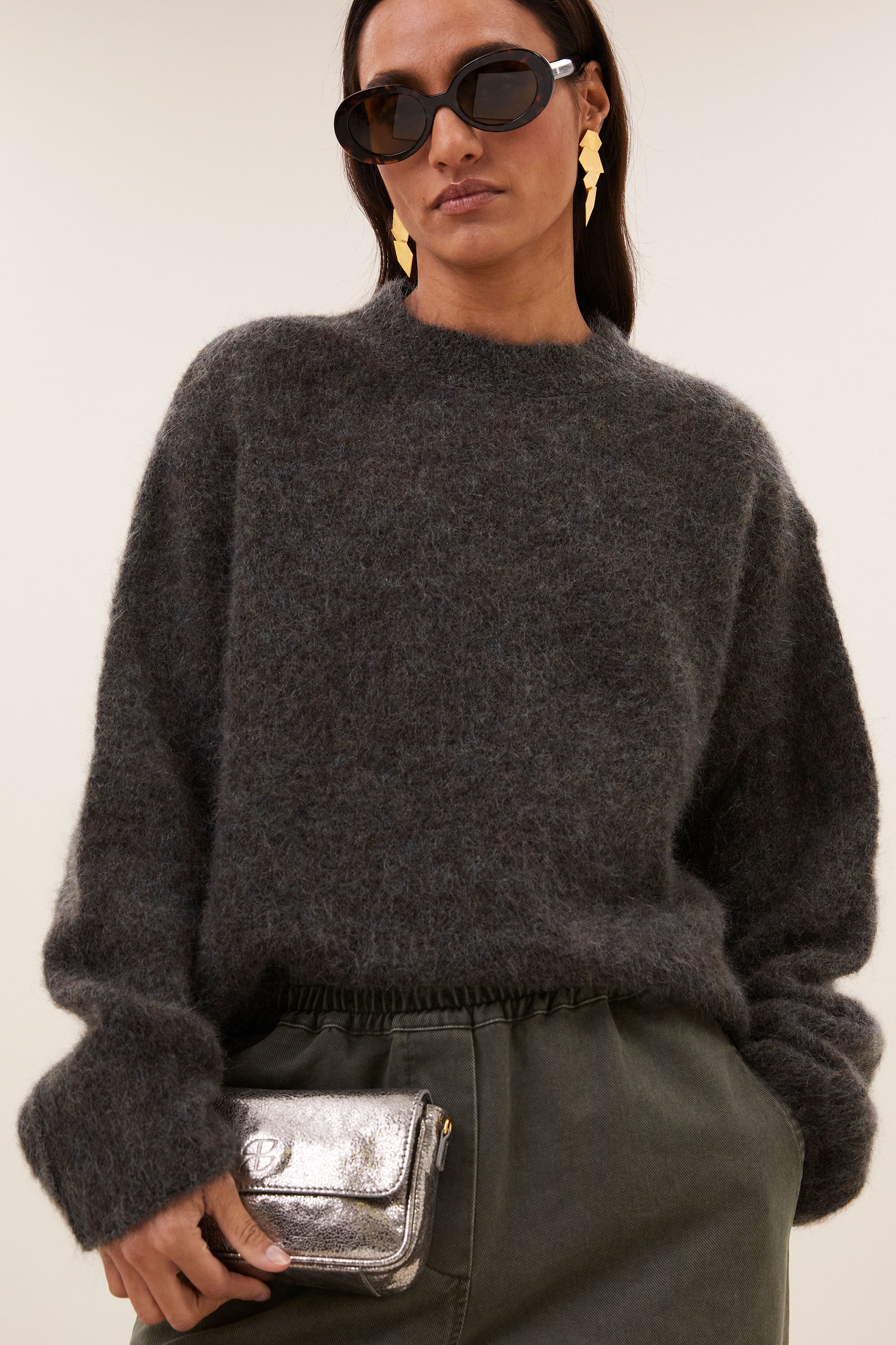 vasile-pullover-moss-brown-alpaca kwaliteit-comfortabele pasvorm-ronde halslijn-by-bar-sfeerbeeld
