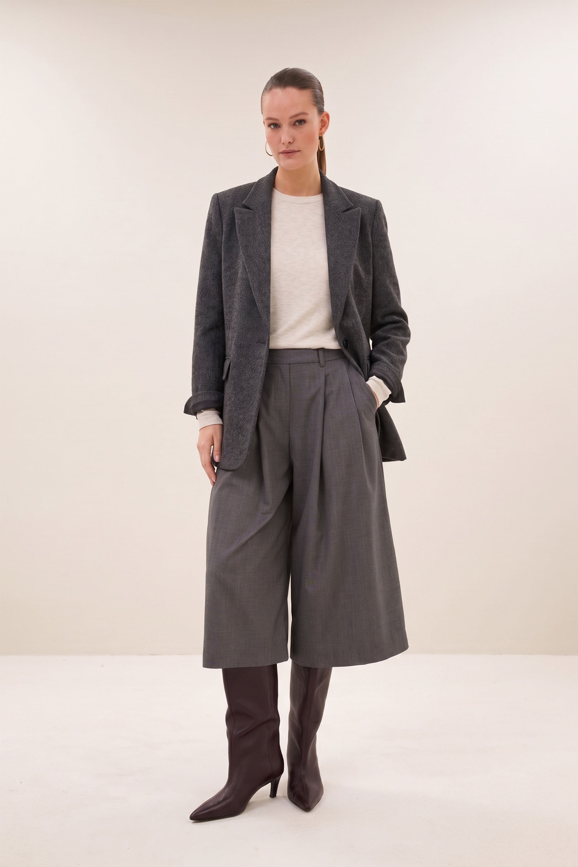 mowi-bermuda-shorts-dark-grey-all-time classic-elastieken band-verborgen steekzakken-by-bar-vooraanzicht