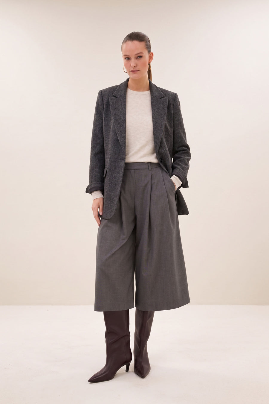 mowi-bermuda-shorts-dark-grey-all-time classic-elastieken band-verborgen steekzakken-by-bar-vooraanzicht