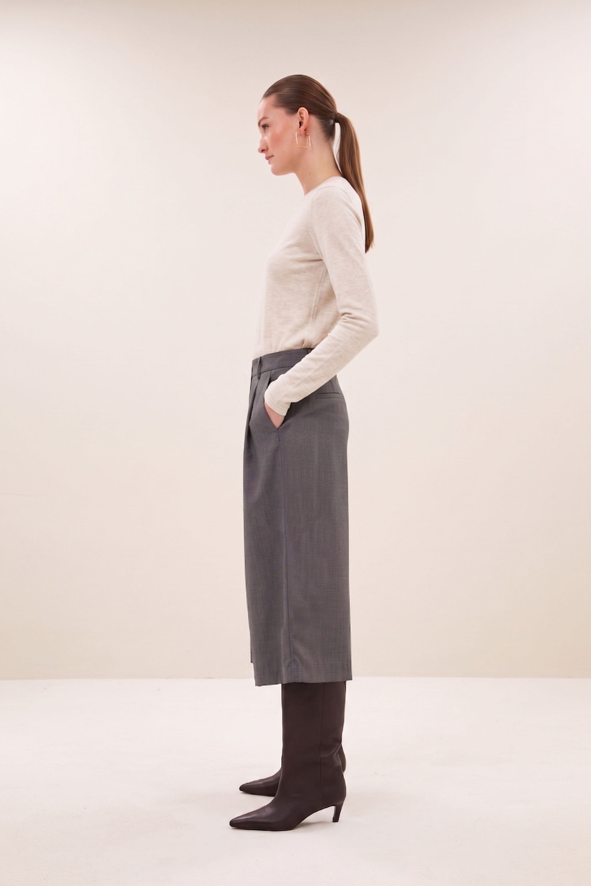 mowi-bermuda-shorts-dark-grey-all-time classic-elastieken band-verborgen steekzakken-by-bar-zijaanzicht