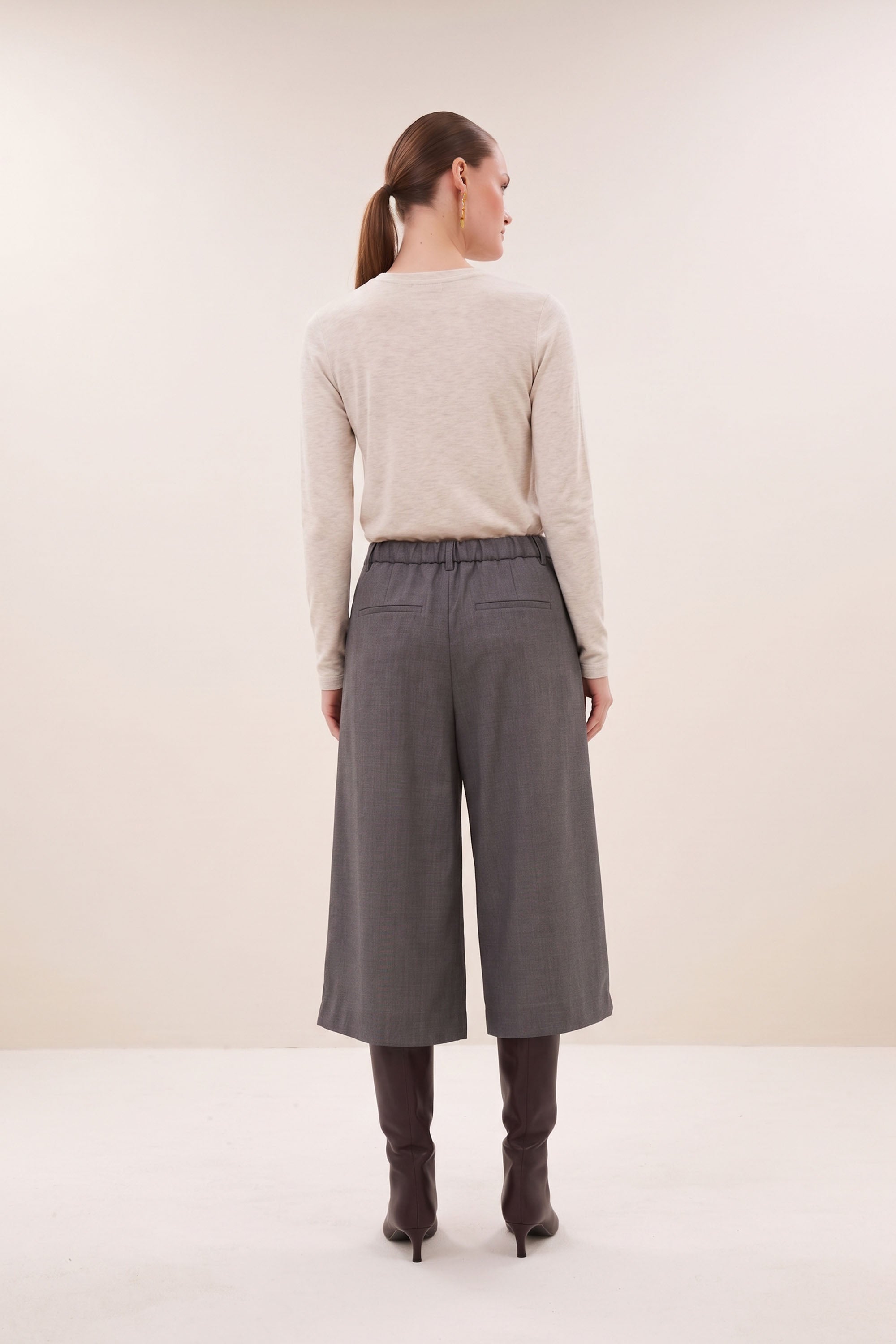 mowi-bermuda-shorts-dark-grey-all-time classic-elastieken band-verborgen steekzakken-by-bar-achteraanzicht