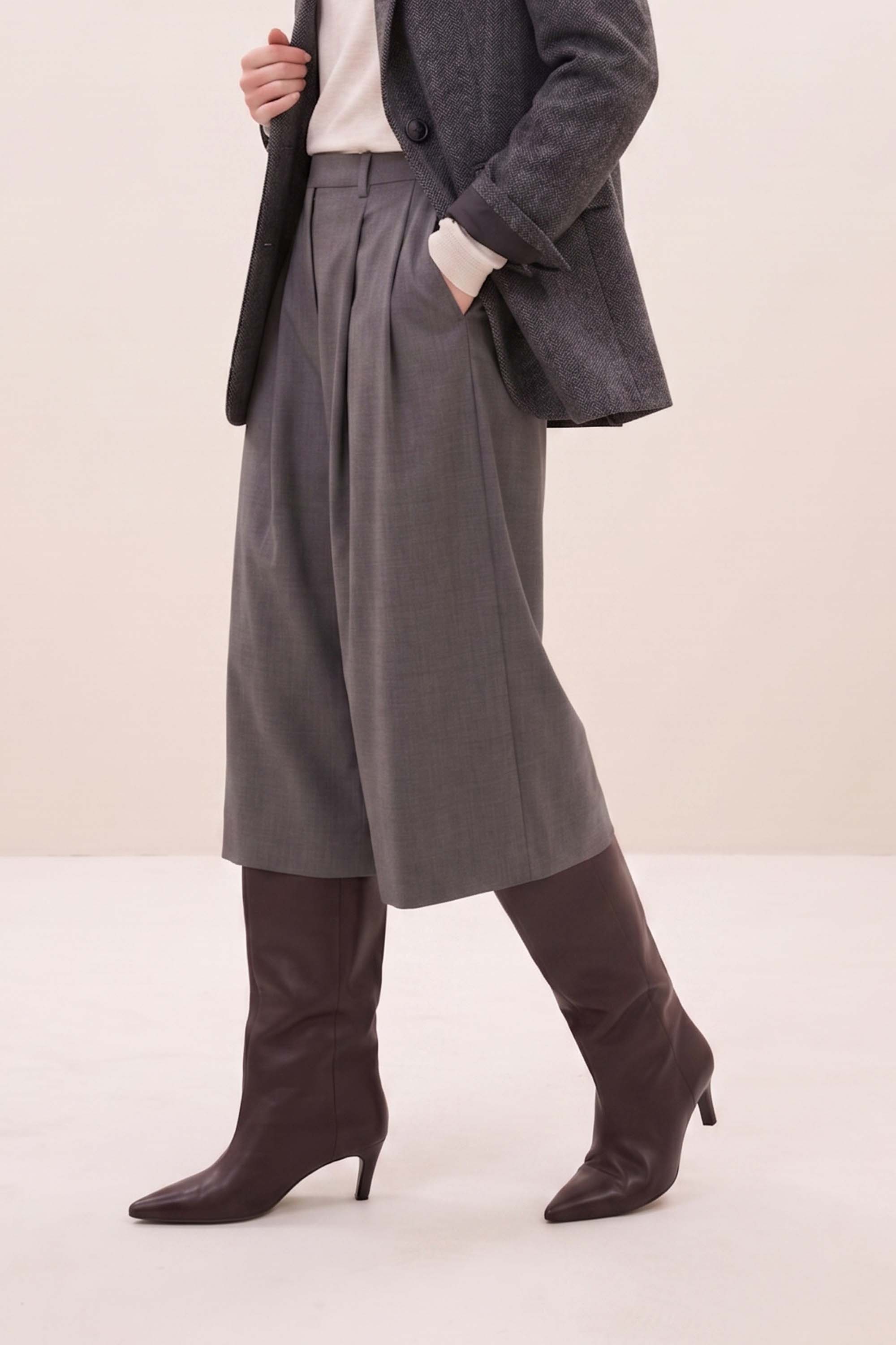 mowi-bermuda-shorts-dark-grey-all-time classic-elastieken band-verborgen steekzakken-by-bar-detail