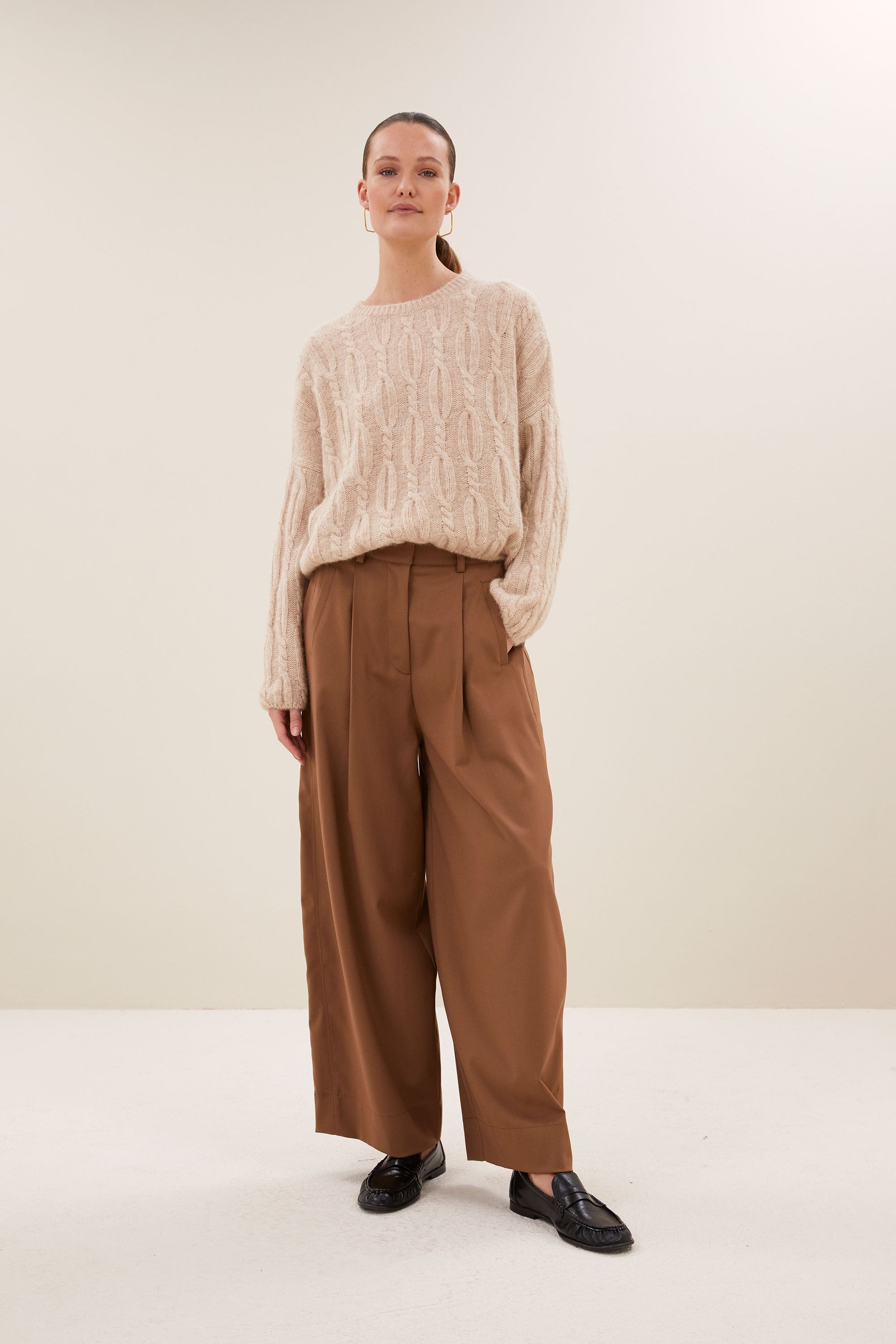 lora-pullover-chalk-alpacamix kwaliteit-ribgebreide randen-ronde halslijn-by-bar-vooraanzicht
