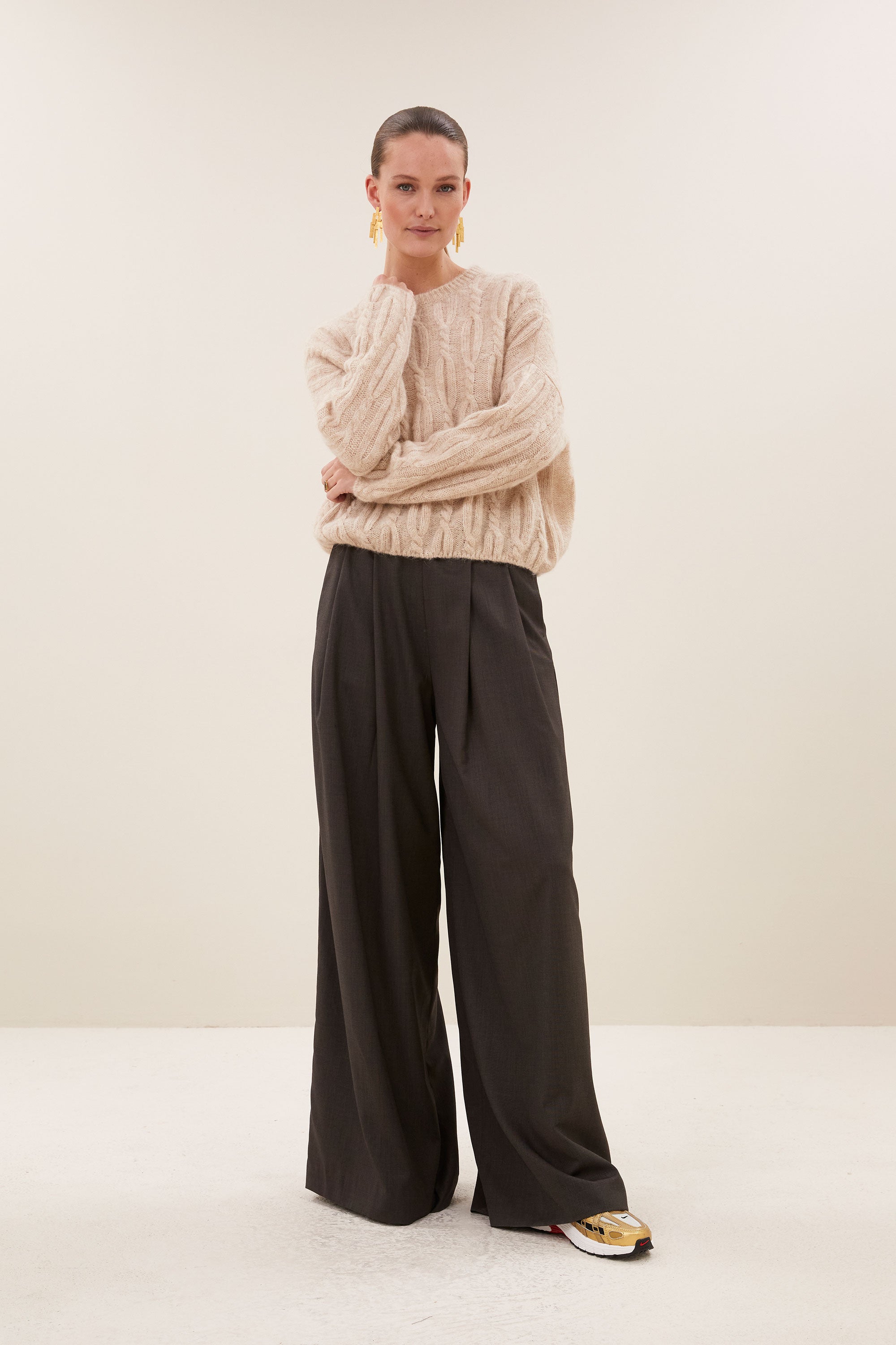 lora-pullover-chalk-alpacamix kwaliteit-ribgebreide randen-ronde halslijn-by-bar-detail
