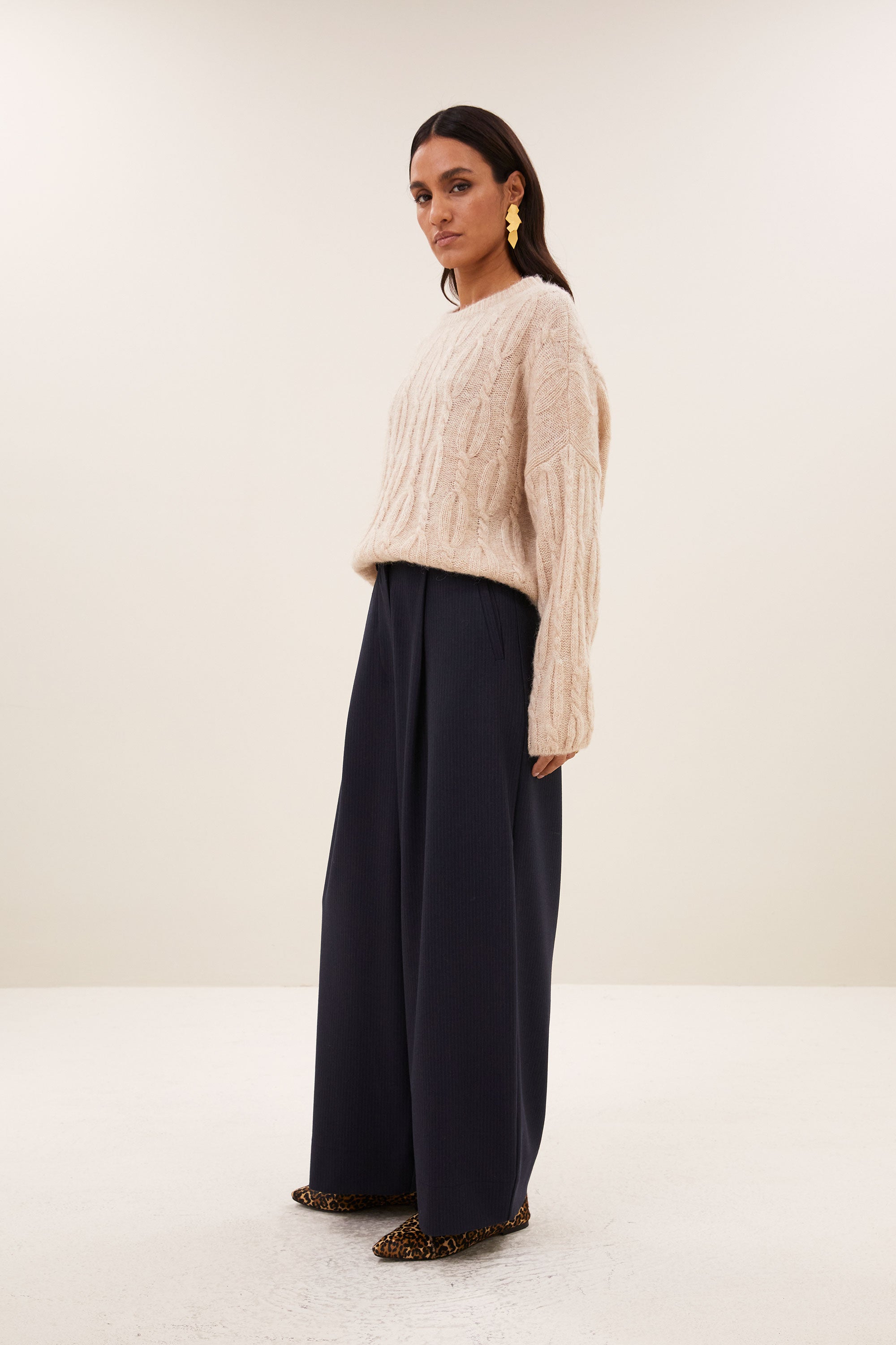 lora-pullover-chalk-alpacamix kwaliteit-ribgebreide randen-ronde halslijn-by-bar-achteraanzicht