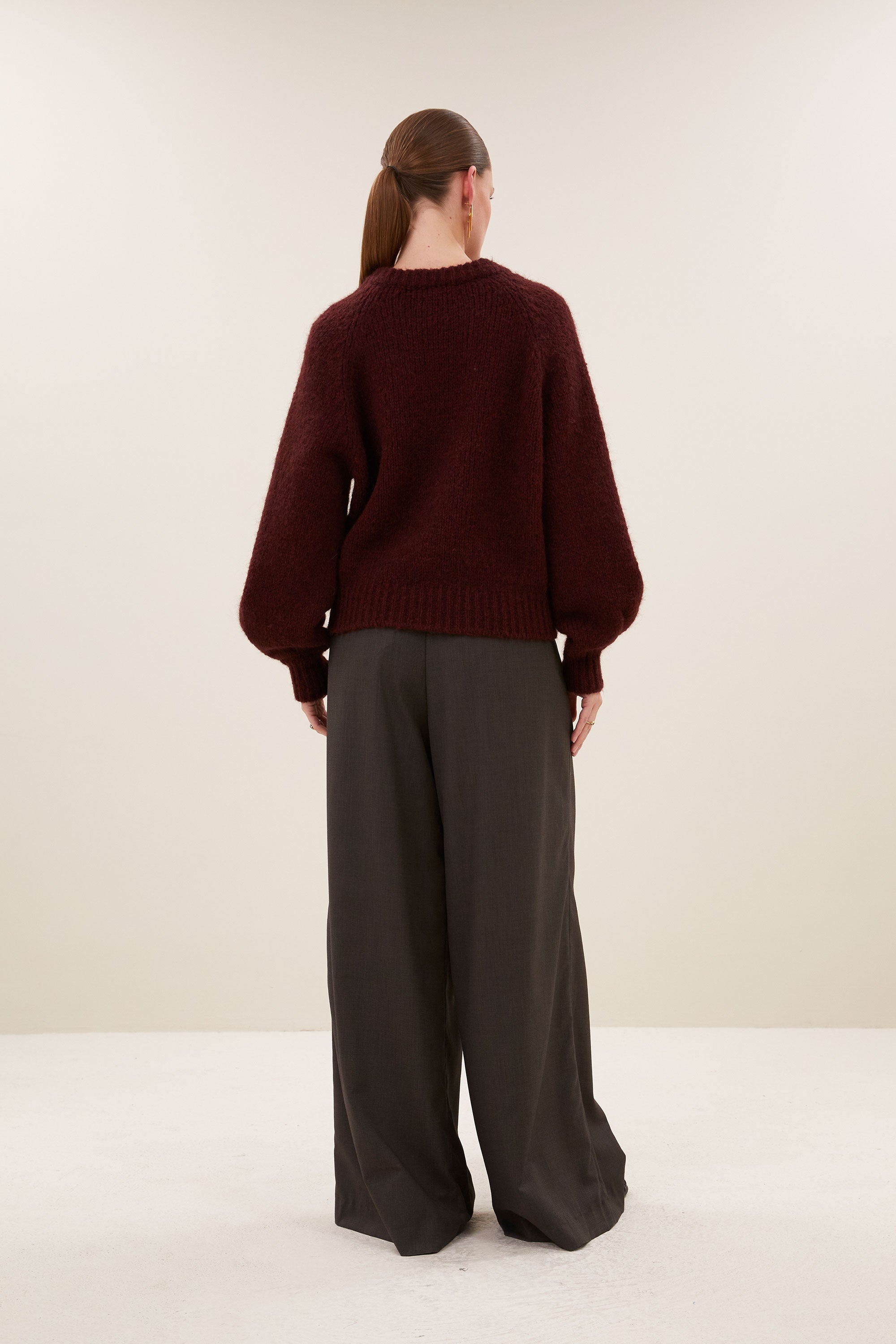 lucia-pullover-wine-alpacamix kwaliteit-comfortabele pasvorm-ronde halslijn-by-bar-achteraanzicht