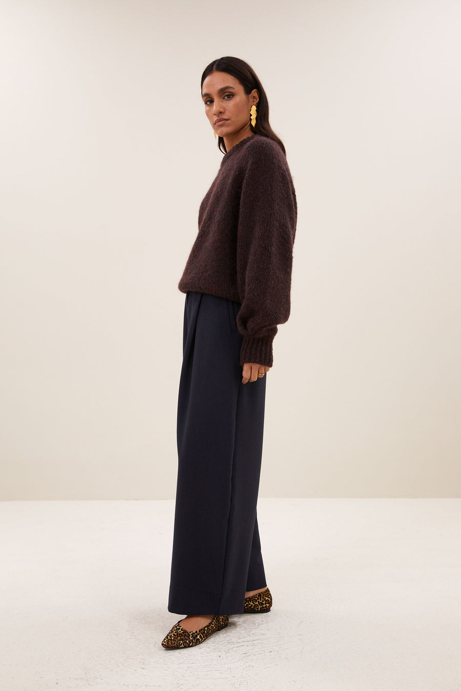 lucia-pullover-chocolate-brown-alpacamix kwaliteit-comfortabele pasvorm-ronde halslijn-by-bar-zijaanzicht