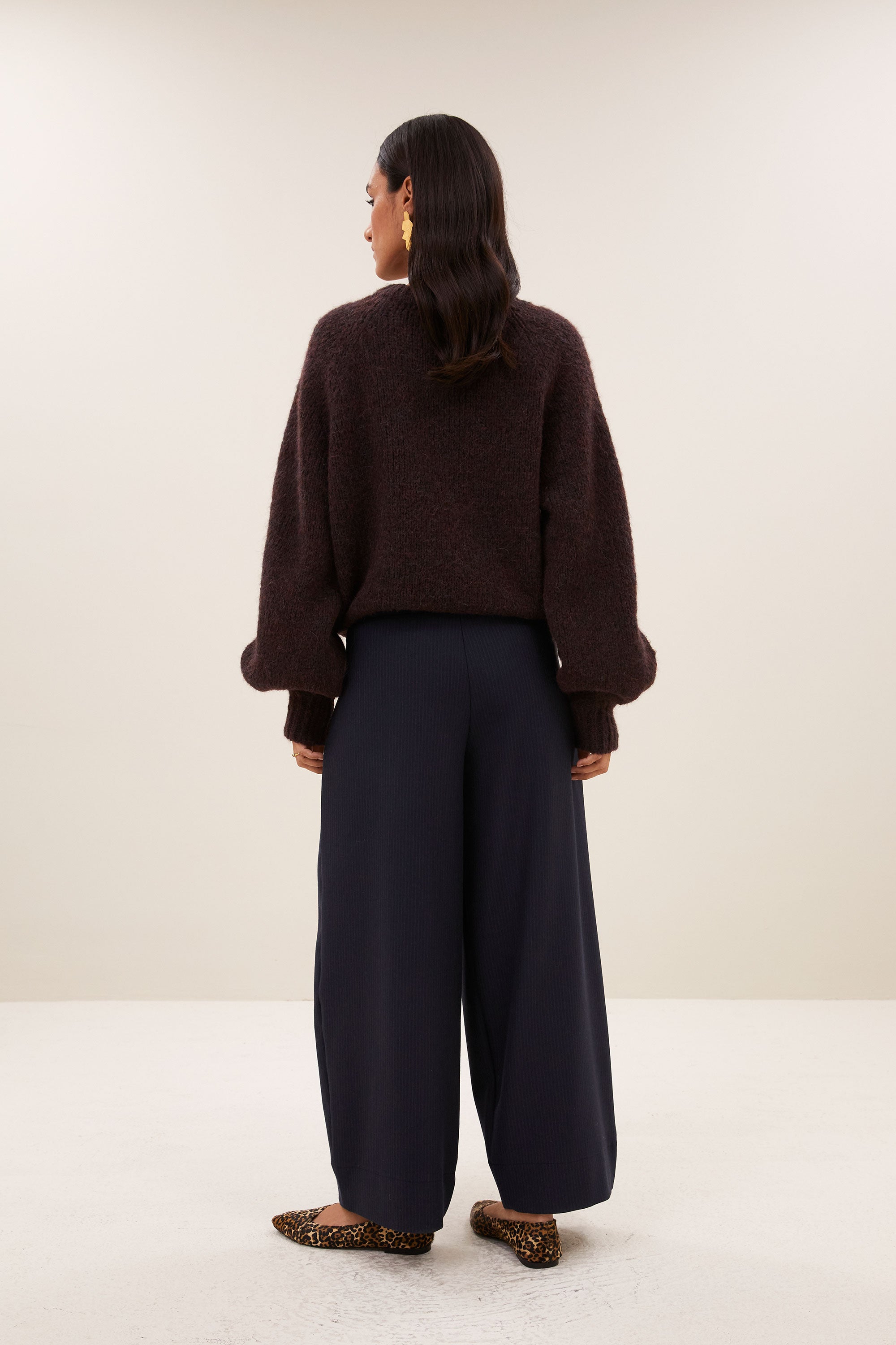 lucia-pullover-chocolate-brown-alpacamix kwaliteit-comfortabele pasvorm-ronde halslijn-by-bar-achteraanzicht