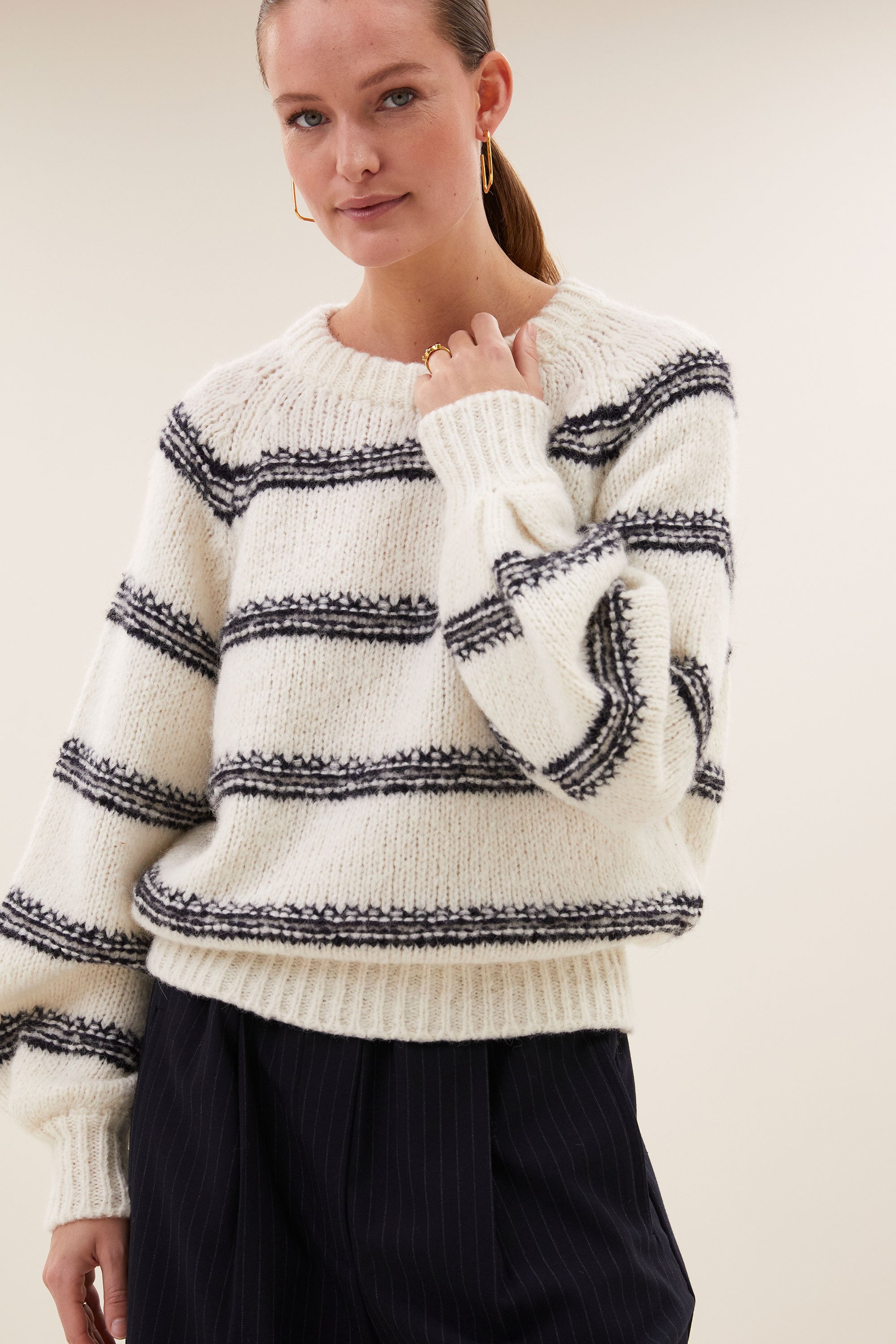 lucia-stripe-pullover-marine-stripe-alpacamix kwaliteit-comfortabele draagervaring-all-time classic-by-bar-sfeerbeeld