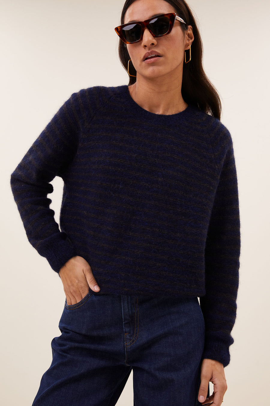 spila-raglan-pullover-brown-thin-stripe-alpacamix kwaliteit-all-time classic-ronde halslijn-by-bar-detail