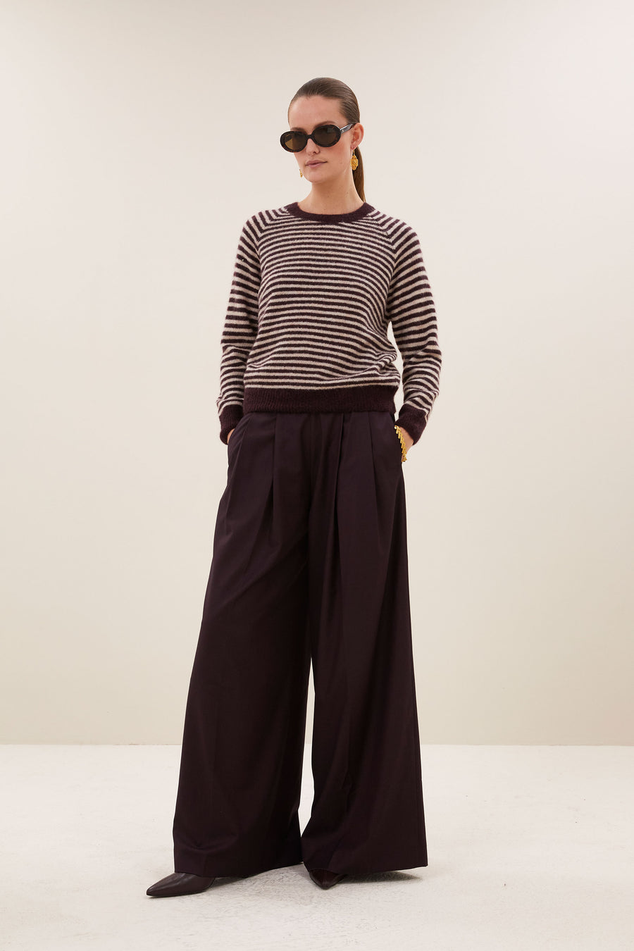sally-stripe-pullover-burgundy-crush-stripe-alpacamix kwaliteit-comfortabele draagervaring-ronde halslijn-by-bar-vooraanzicht