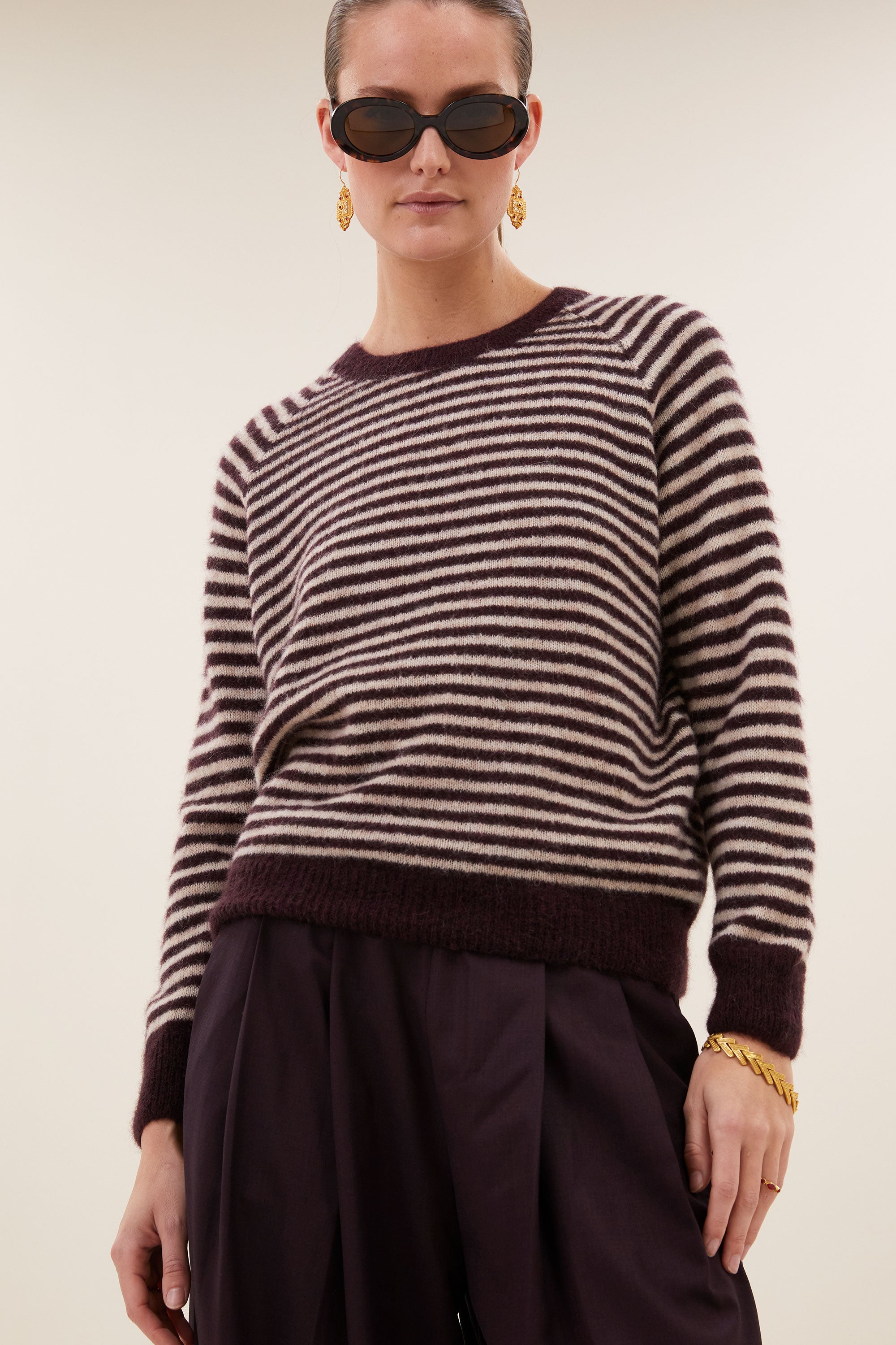 sally-stripe-pullover-burgundy-crush-stripe-alpacamix kwaliteit-comfortabele draagervaring-ronde halslijn-by-bar-detail