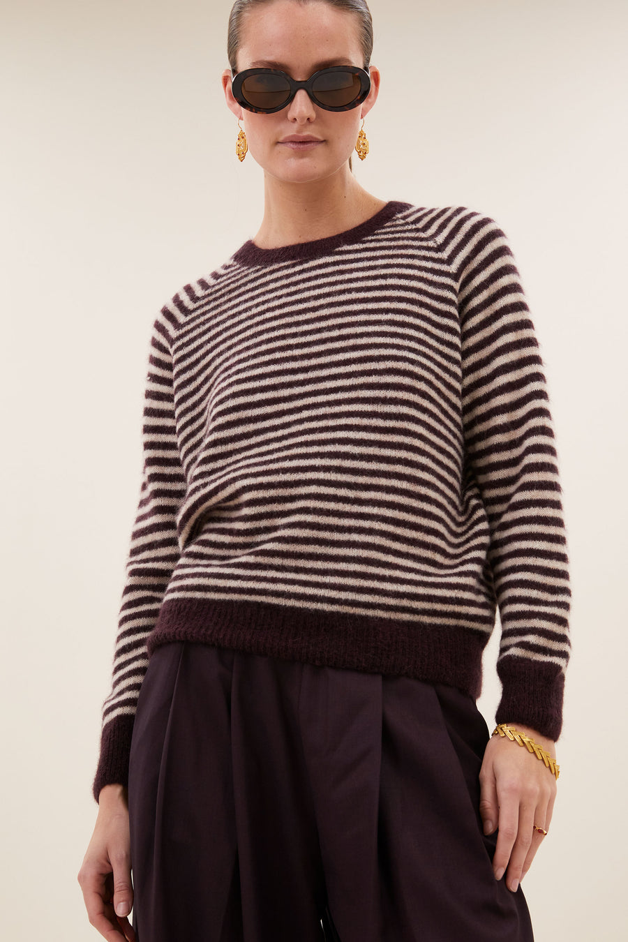 sally-stripe-pullover-burgundy-crush-stripe-alpacamix kwaliteit-comfortabele draagervaring-ronde halslijn-by-bar-detail