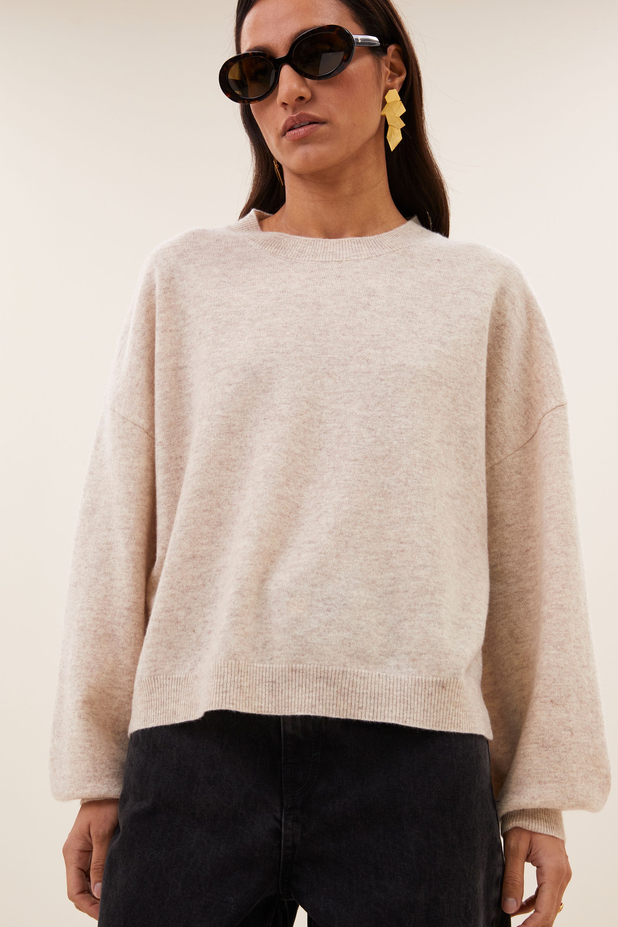 sammie-round-neck-pullover-oyster-melee-merino wol-comfortabele draagervaring-all-time classic-by-bar-detail