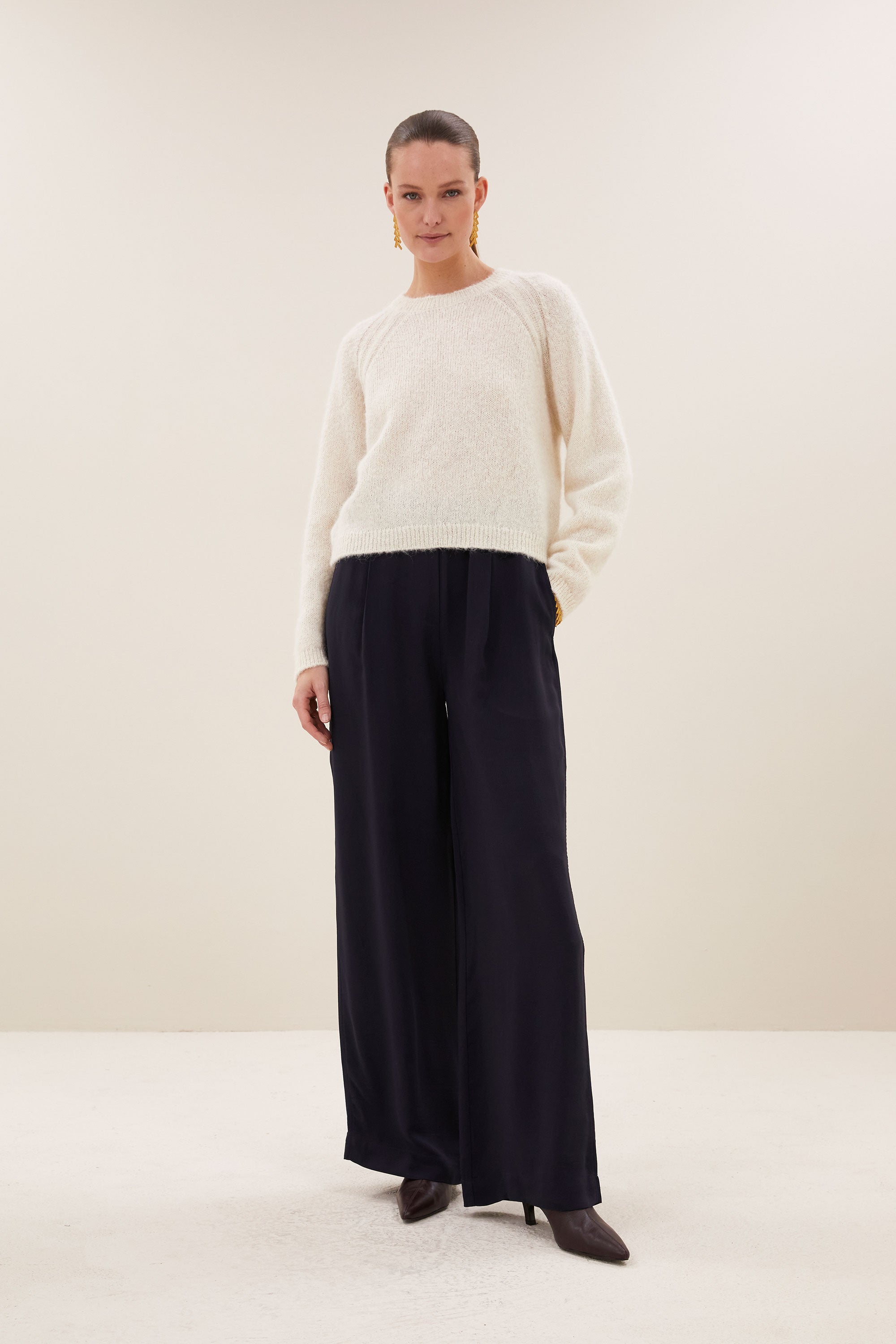 falon-pullover-off-white-alpacamix kwaliteit-all-time classic-ronde halslijn-by-bar-sfeerbeeld