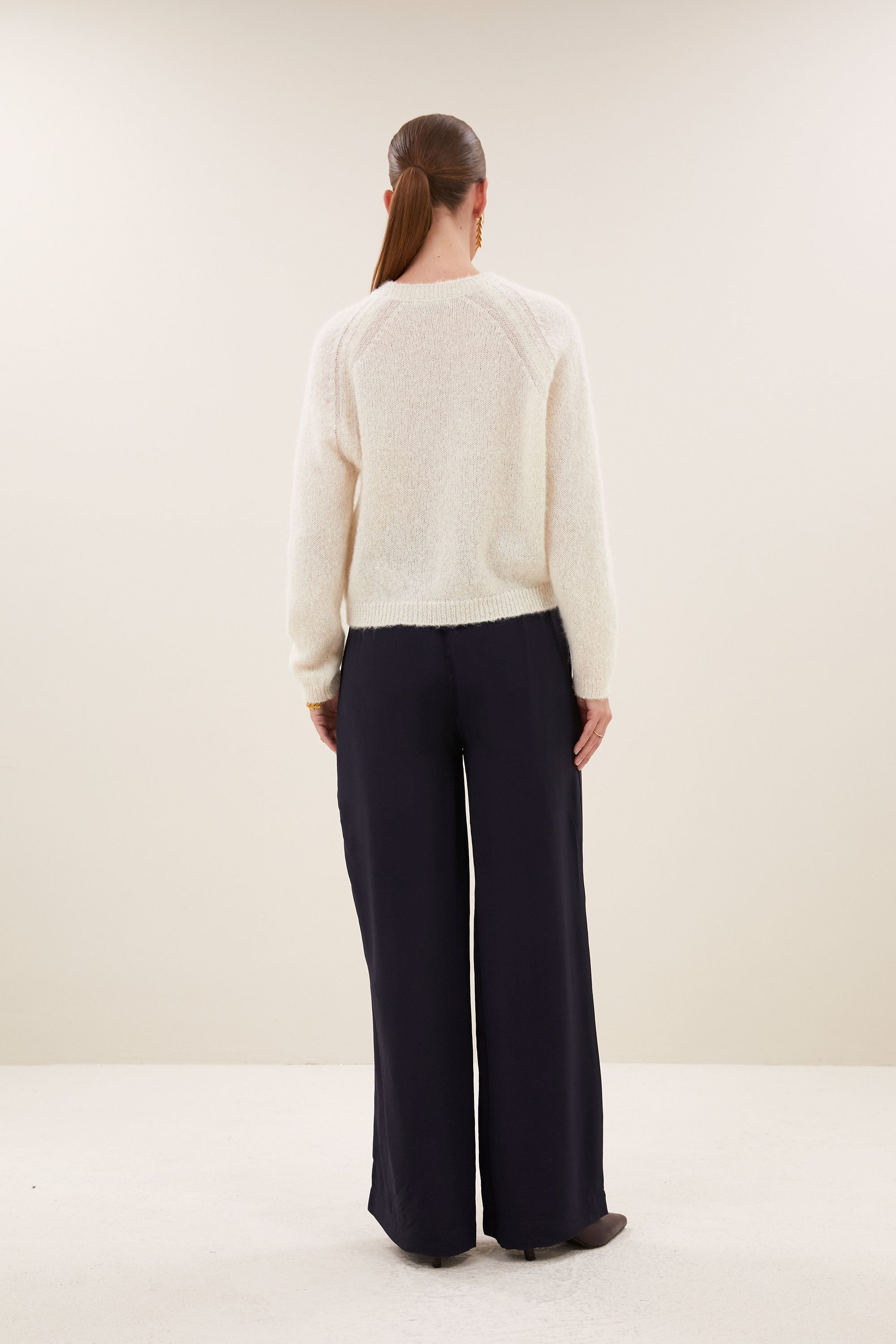 falon-pullover-off-white-alpacamix kwaliteit-all-time classic-ronde halslijn-by-bar-achteraanzicht