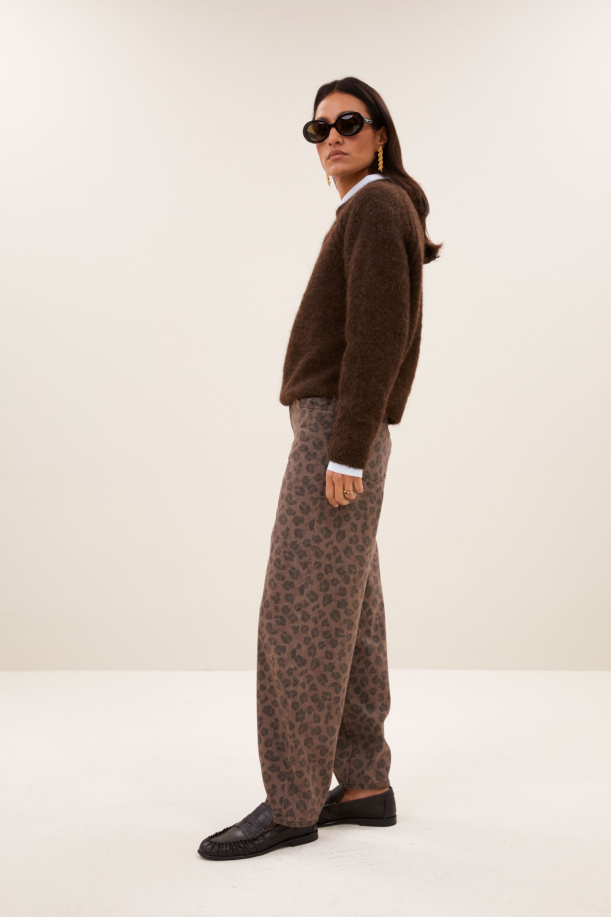 falon-pullover-deep-brown-alpacamix kwaliteit-all-time classic-ronde halslijn-by-bar-zijaanzicht