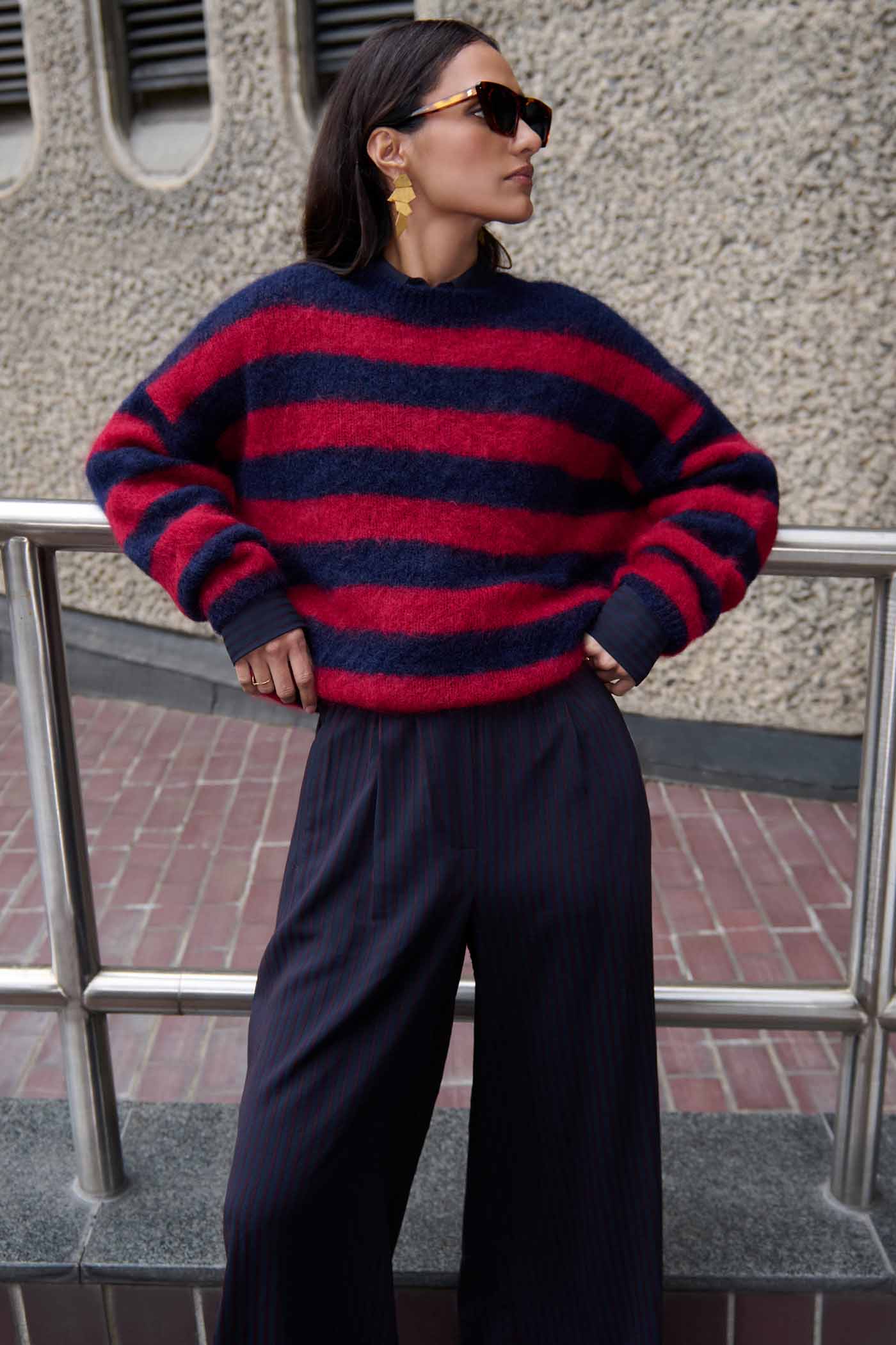 gigi-stripe-pullover-wine-stripe-comfortabele pasvorm-mix van mohair-ronde halslijn-by-bar-sfeerbeeld