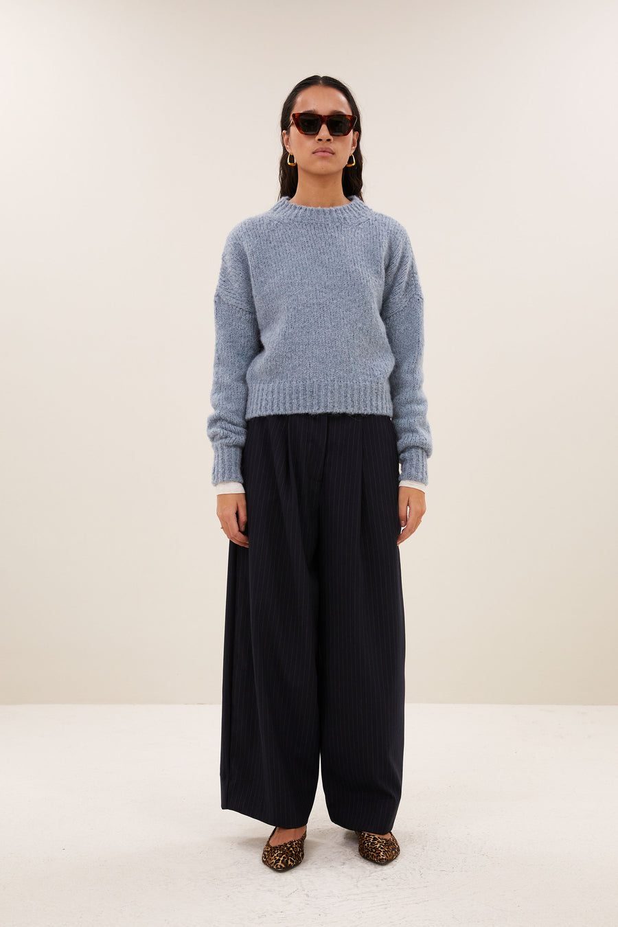 sonny-bulky-pullover-cloud-blue-alpacamix kwaliteit-korte fit-ronde halslijn-by-bar-sfeerbeeld