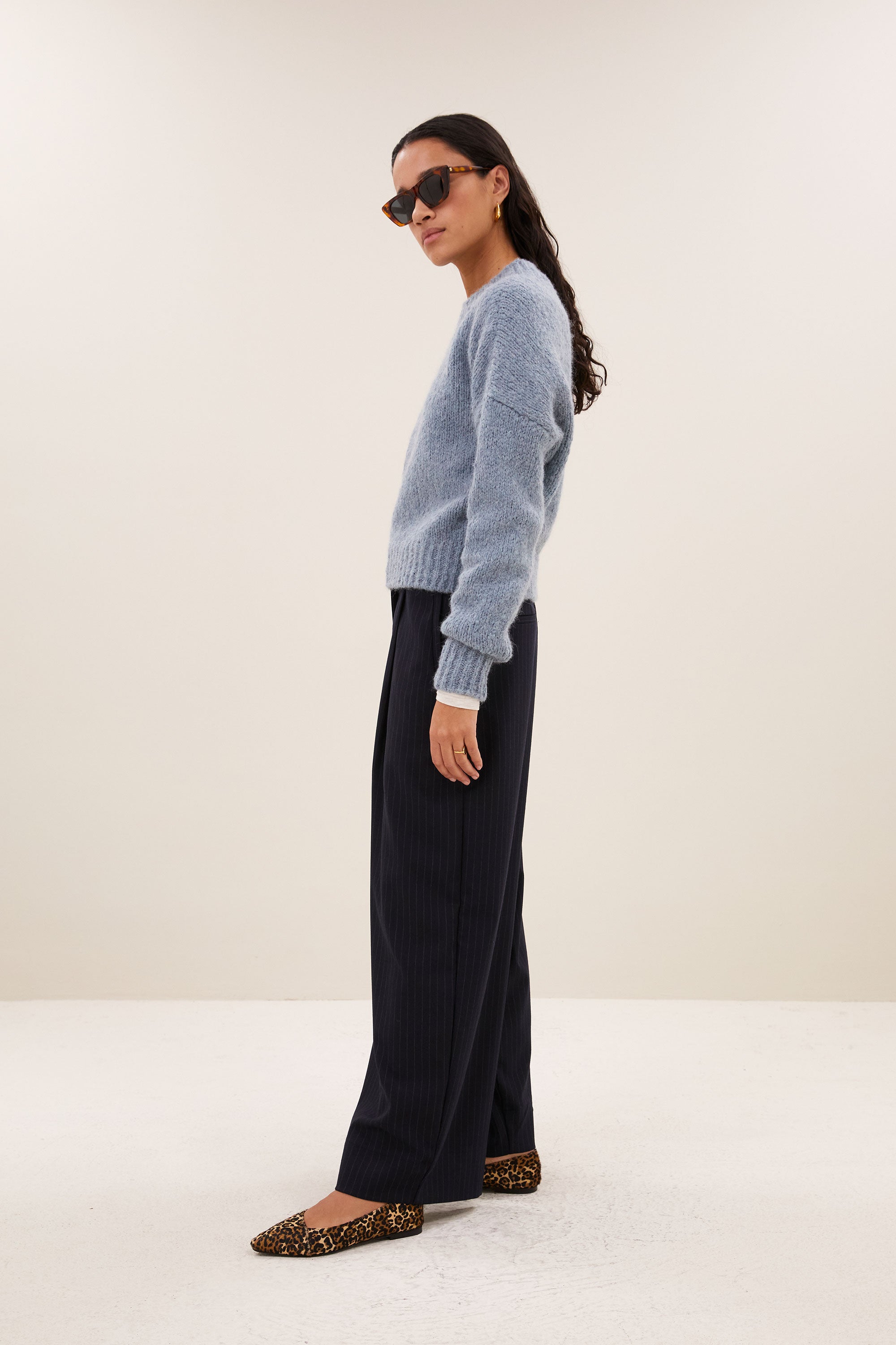 sonny-bulky-pullover-cloud-blue-alpacamix kwaliteit-korte fit-ronde halslijn-by-bar-zijaanzicht
