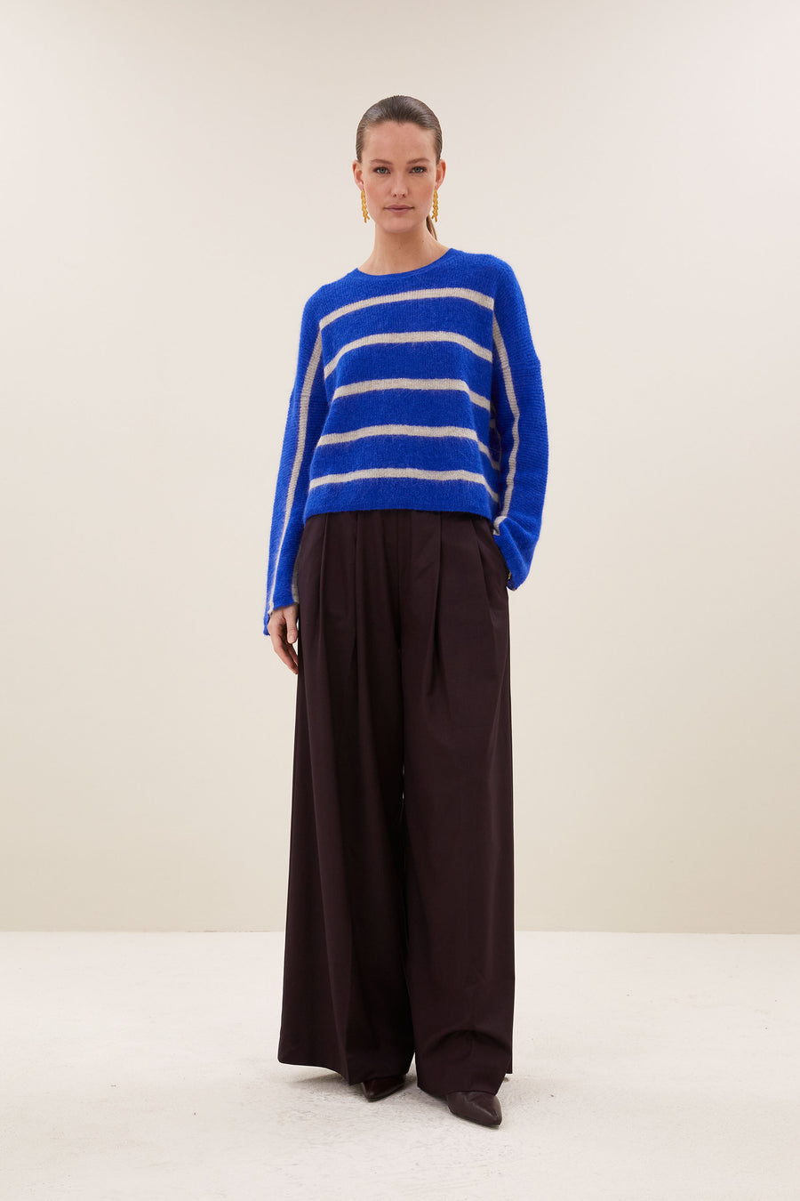 vide-stripe-pullover-off-white-stripe-korte fit-verlaagde schoudernaden-losvallende pasvorm-by-bar-vooraanzicht