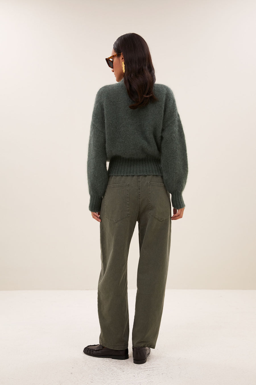 sonny-pullover-frosted-olive-comfortabele draagervaring-gebreide patronen-must-have essential-by-bar-achteraanzicht