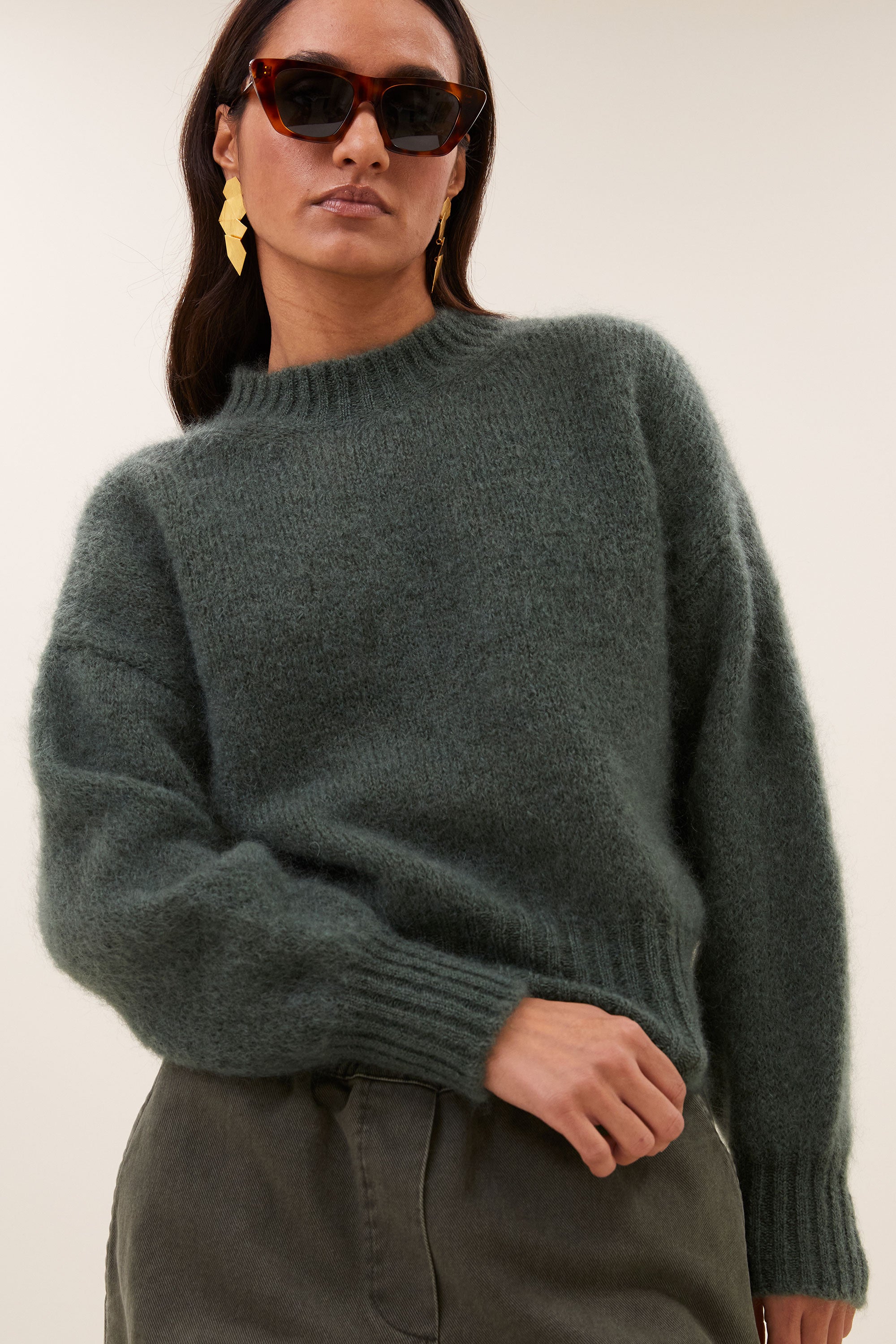 sonny-pullover-frosted-olive-comfortabele draagervaring-gebreide patronen-must-have essential-by-bar-detail
