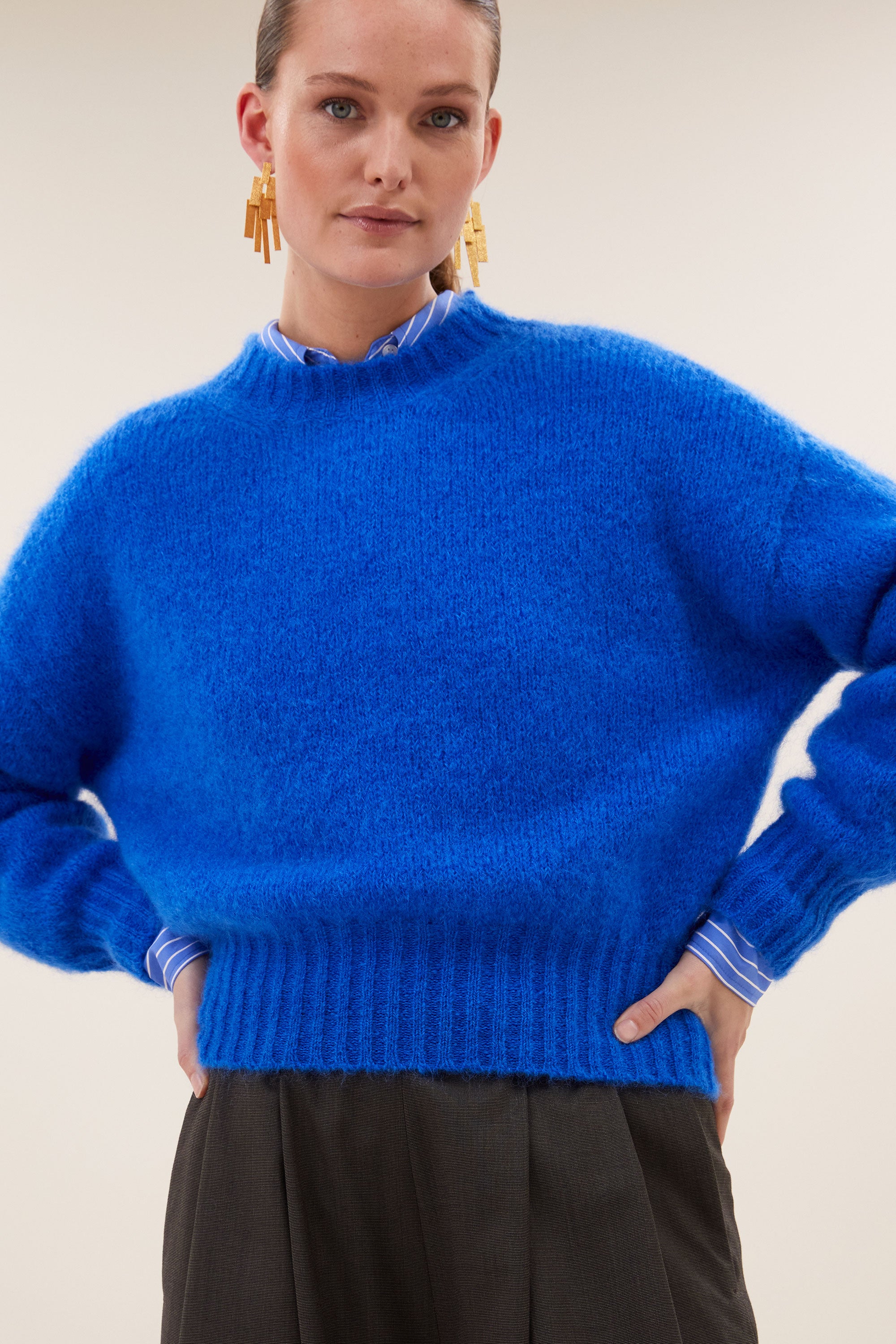 sonny-pullover-kingsblue-1-comfortabele draagervaring-gebreide patronen-must-have essential-by-bar-sfeerbeeld