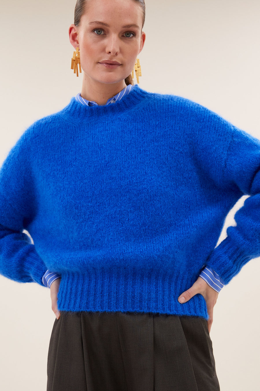 sonny-pullover-kingsblue-1-comfortabele draagervaring-gebreide patronen-must-have essential-by-bar-sfeerbeeld