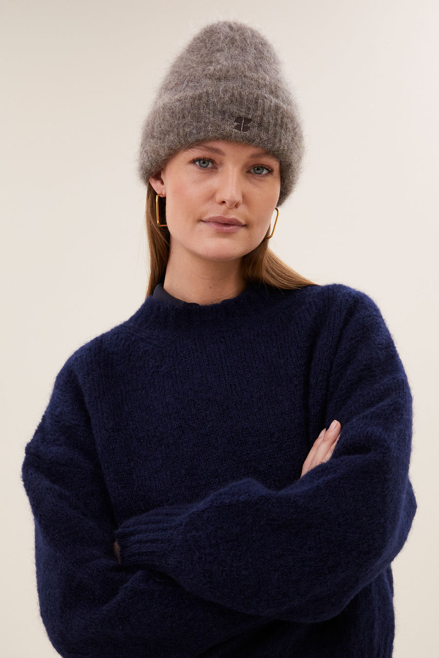 logo-norton-beanie-dark-biscuit-alpacamix kwaliteit-casual fit-by-bar-sfeerbeeld