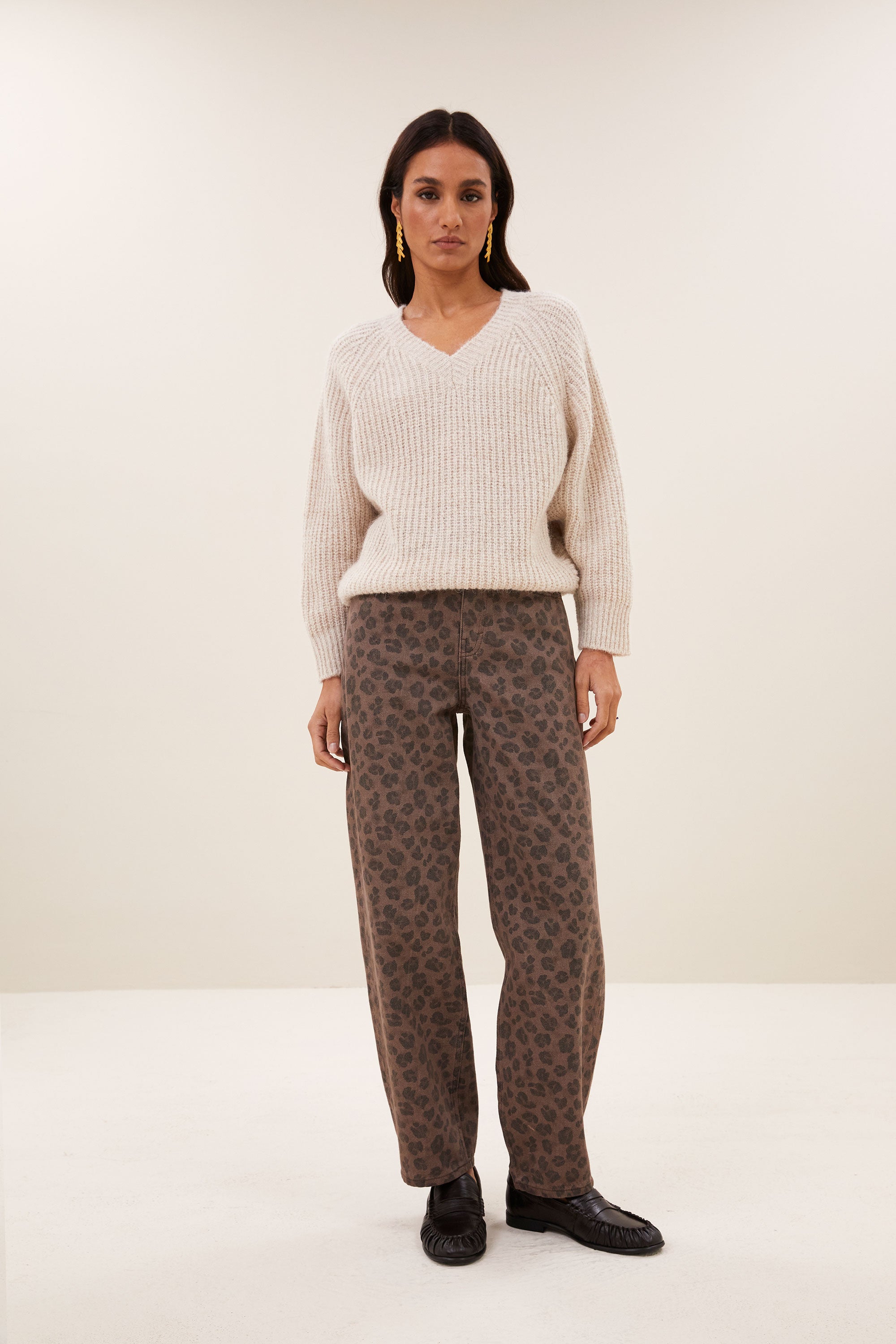 lune-pullover-chalk-all-time classic-ribpatroon-v-halslijn-by-bar-sfeerbeeld
