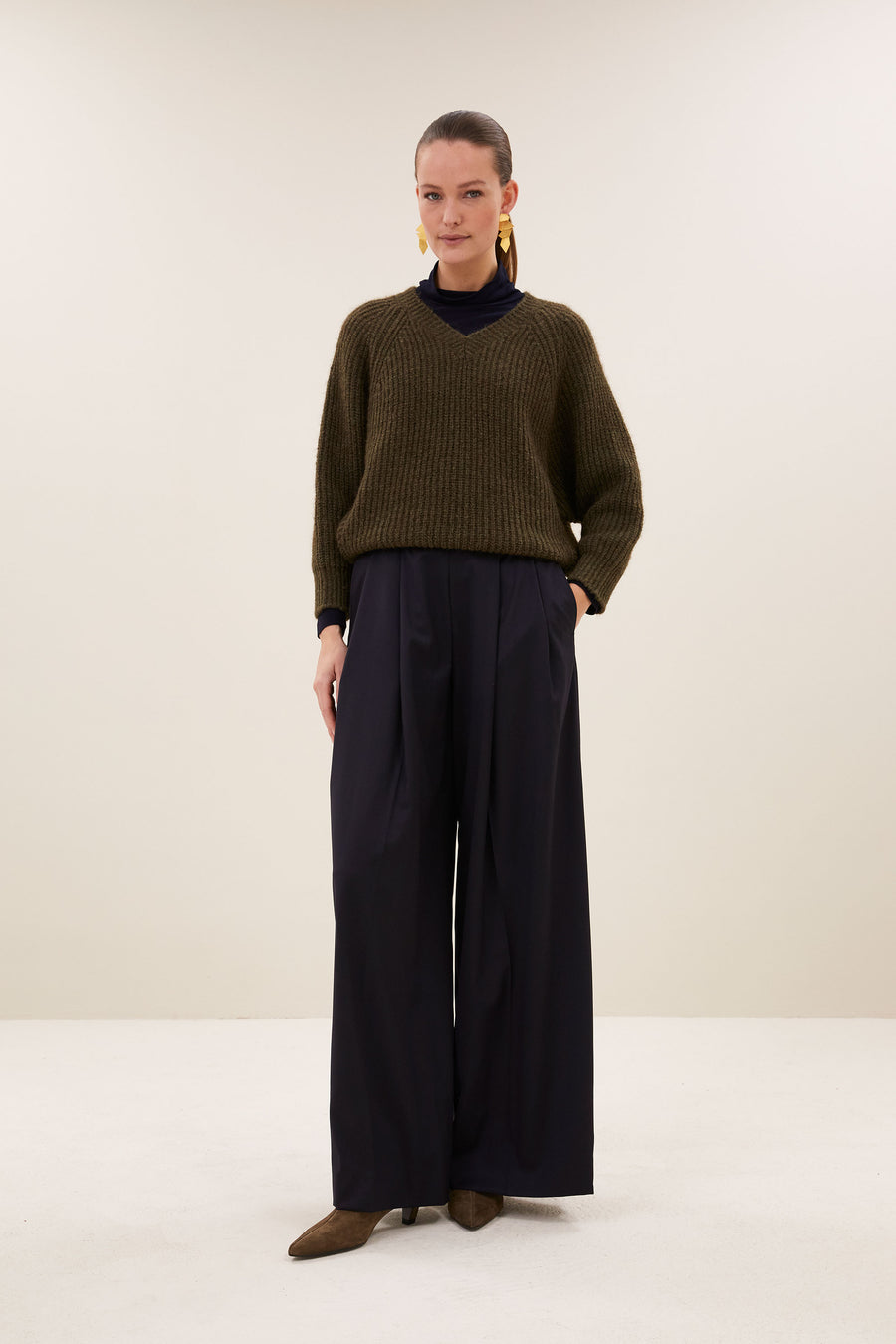 lune-pullover-olive-all-time classic-ribpatroon-v-halslijn-by-bar-aanvullende-foto
