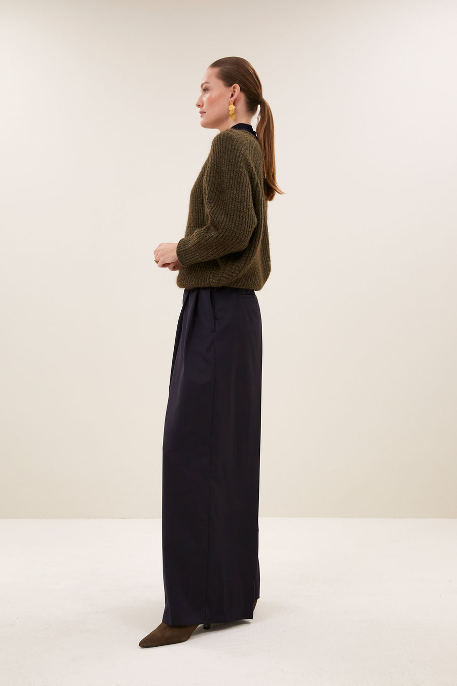 lune-pullover-olive-all-time classic-ribpatroon-v-halslijn-by-bar-zijaanzicht