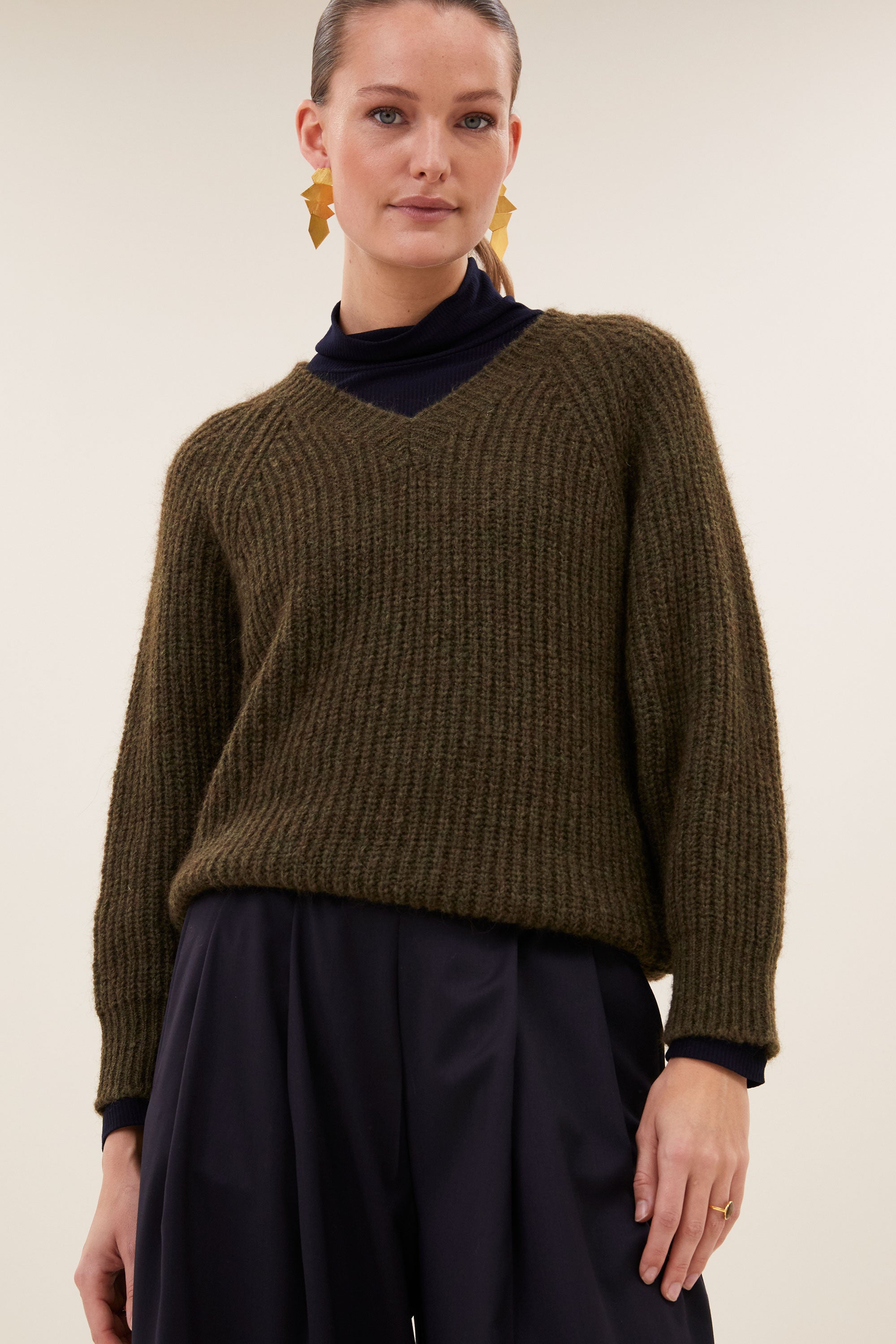 lune-pullover-olive-all-time classic-ribpatroon-v-halslijn-by-bar-sfeerbeeld