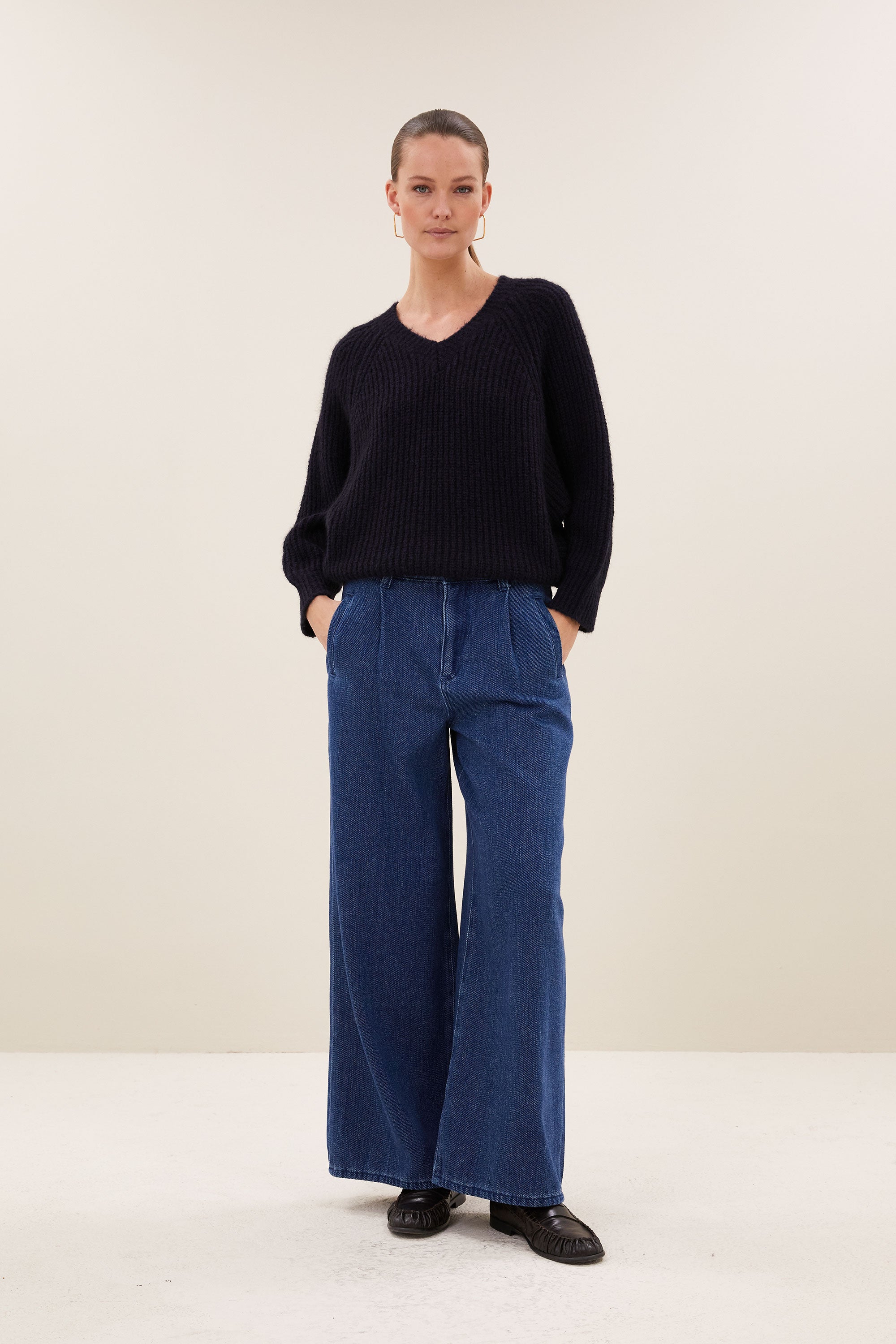 lune-pullover-midnight-all-time classic-ribpatroon-v-halslijn-by-bar-vooraanzicht