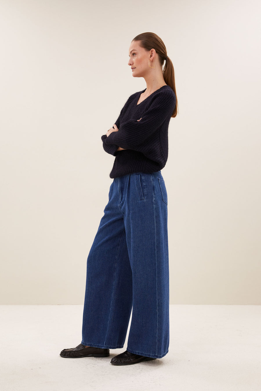 lune-pullover-midnight-all-time classic-ribpatroon-v-halslijn-by-bar-zijaanzicht