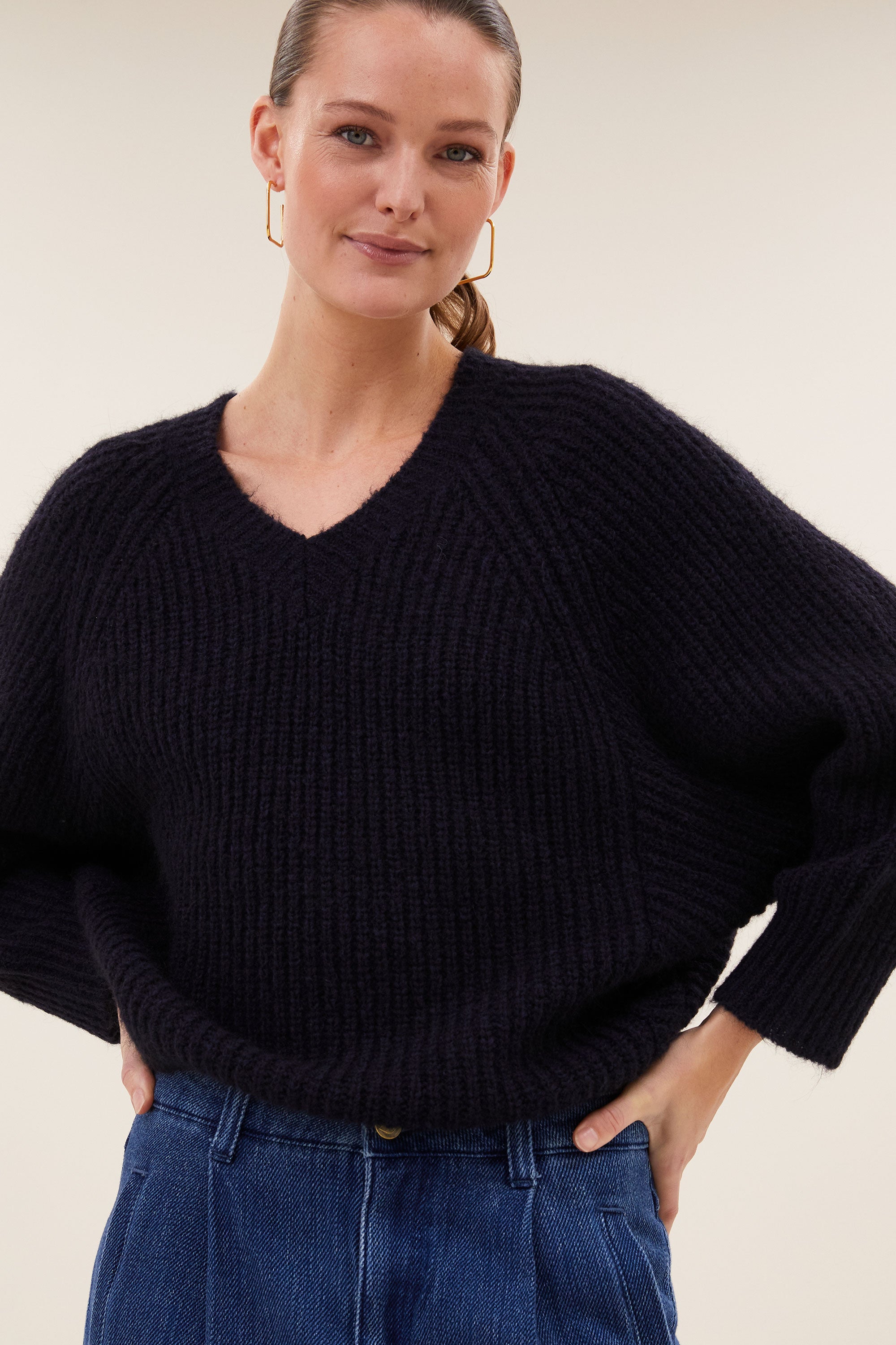 lune-pullover-midnight-all-time classic-ribpatroon-v-halslijn-by-bar-sfeerbeeld