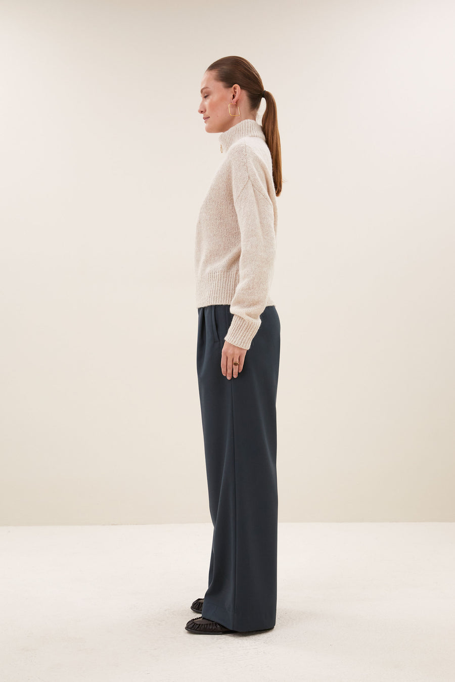 boxy-beau-pullover-chalk-2-alpacamix kwaliteit-hoge hals-ritssluiting-by-bar-zijaanzicht